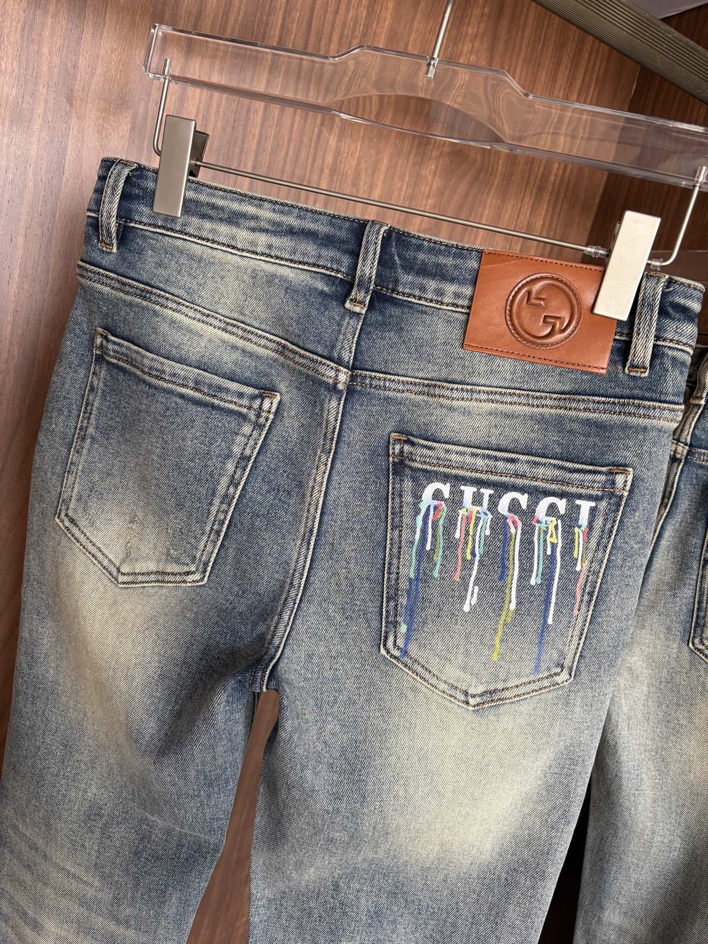 专柜🆕秋冬设计推荐 热卖牛仔裤🆕柔软亲肤面料 奢华头层牛皮腰牌 经典蓝洗水 专柜限量款 奢华感订制面料 