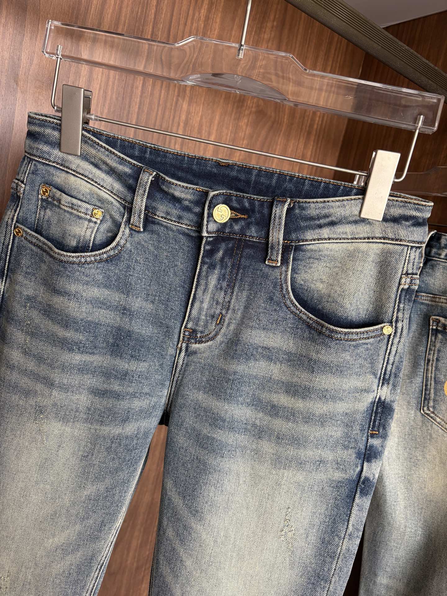 专柜🆕秋冬设计推荐 热卖牛仔裤🆕柔软亲肤面料 奢华头层牛皮腰牌 经典蓝洗水 专柜限量款 奢华感订制面料 