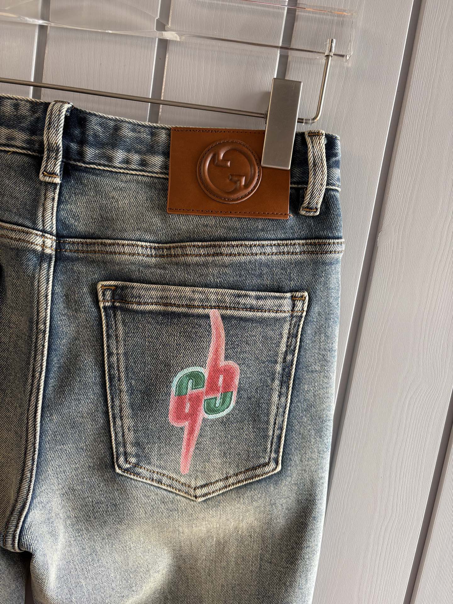 🌾退换🔥专柜🆕2025秋冬设计推荐 热卖牛仔裤🆕柔软亲肤面料 奢华头层牛皮腰牌 经典蓝洗水 专柜限量款 