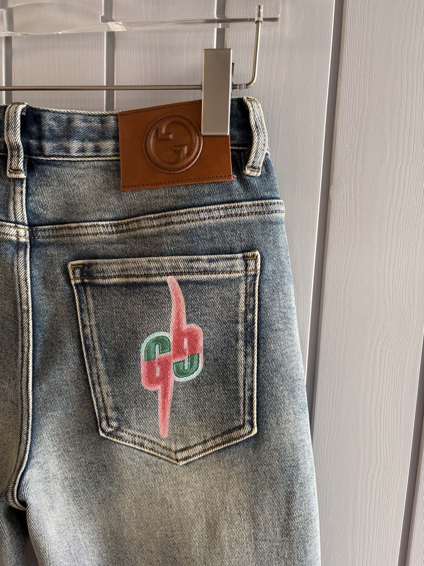 🌾退换🔥专柜🆕2025秋冬设计推荐 热卖牛仔裤🆕柔软亲肤面料 奢华头层牛皮腰牌 经典蓝洗水 专柜限量款 