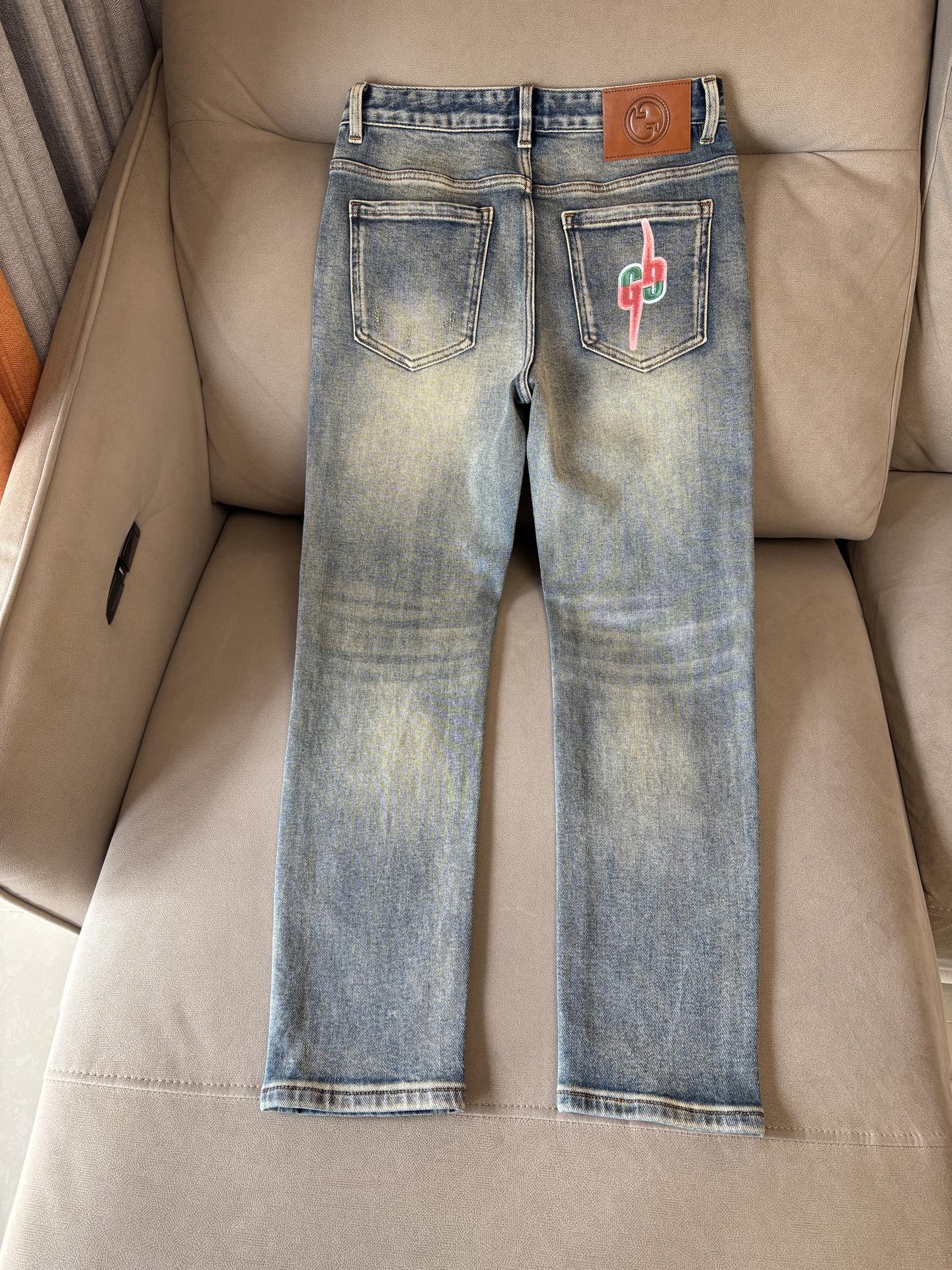 🌾退换🔥专柜🆕2025秋冬设计推荐 热卖牛仔裤🆕柔软亲肤面料 奢华头层牛皮腰牌 经典蓝洗水 专柜限量款 