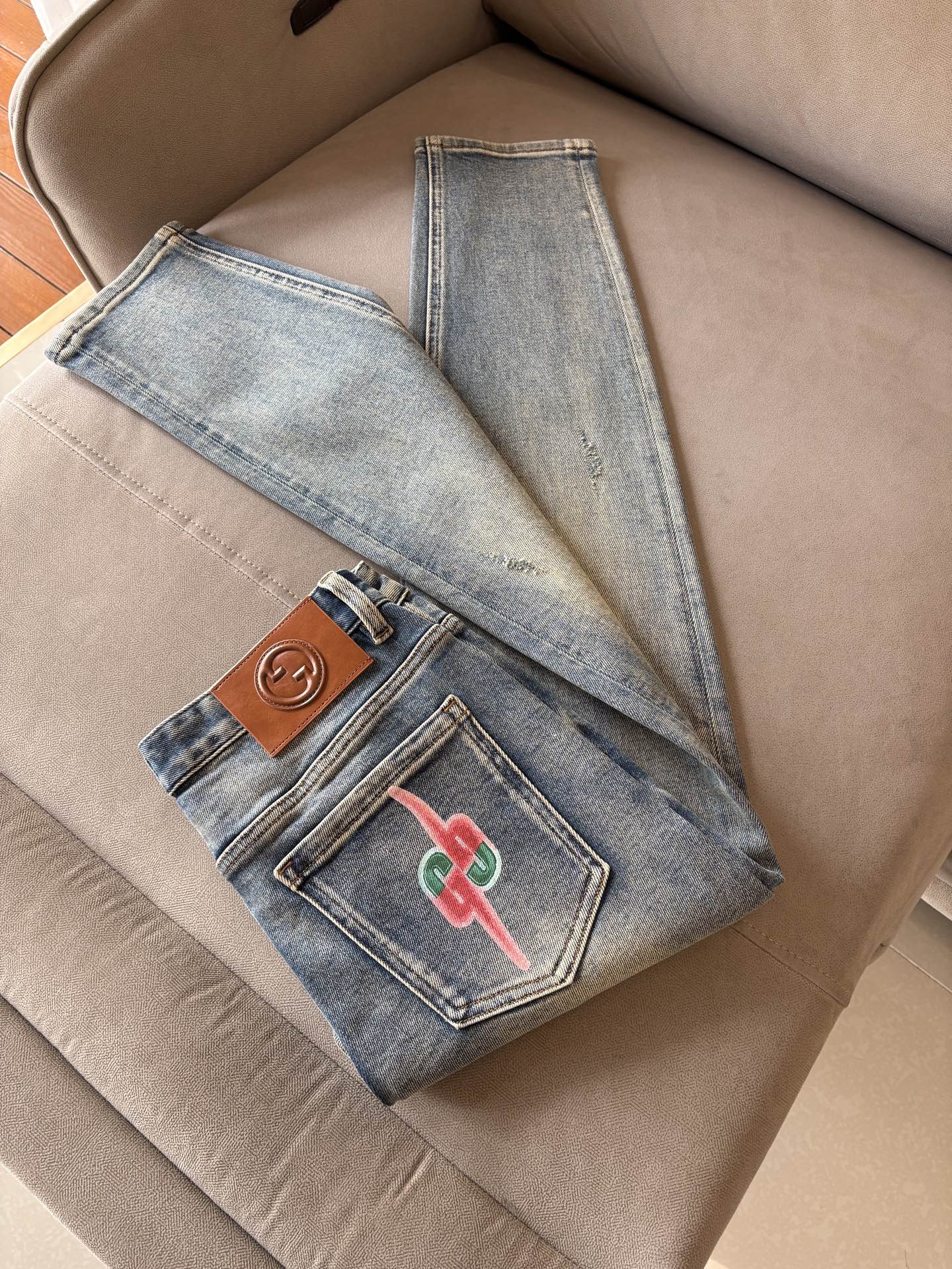 🌾退换🔥专柜🆕2025秋冬设计推荐 热卖牛仔裤🆕柔软亲肤面料 奢华头层牛皮腰牌 经典蓝洗水 专柜限量款 