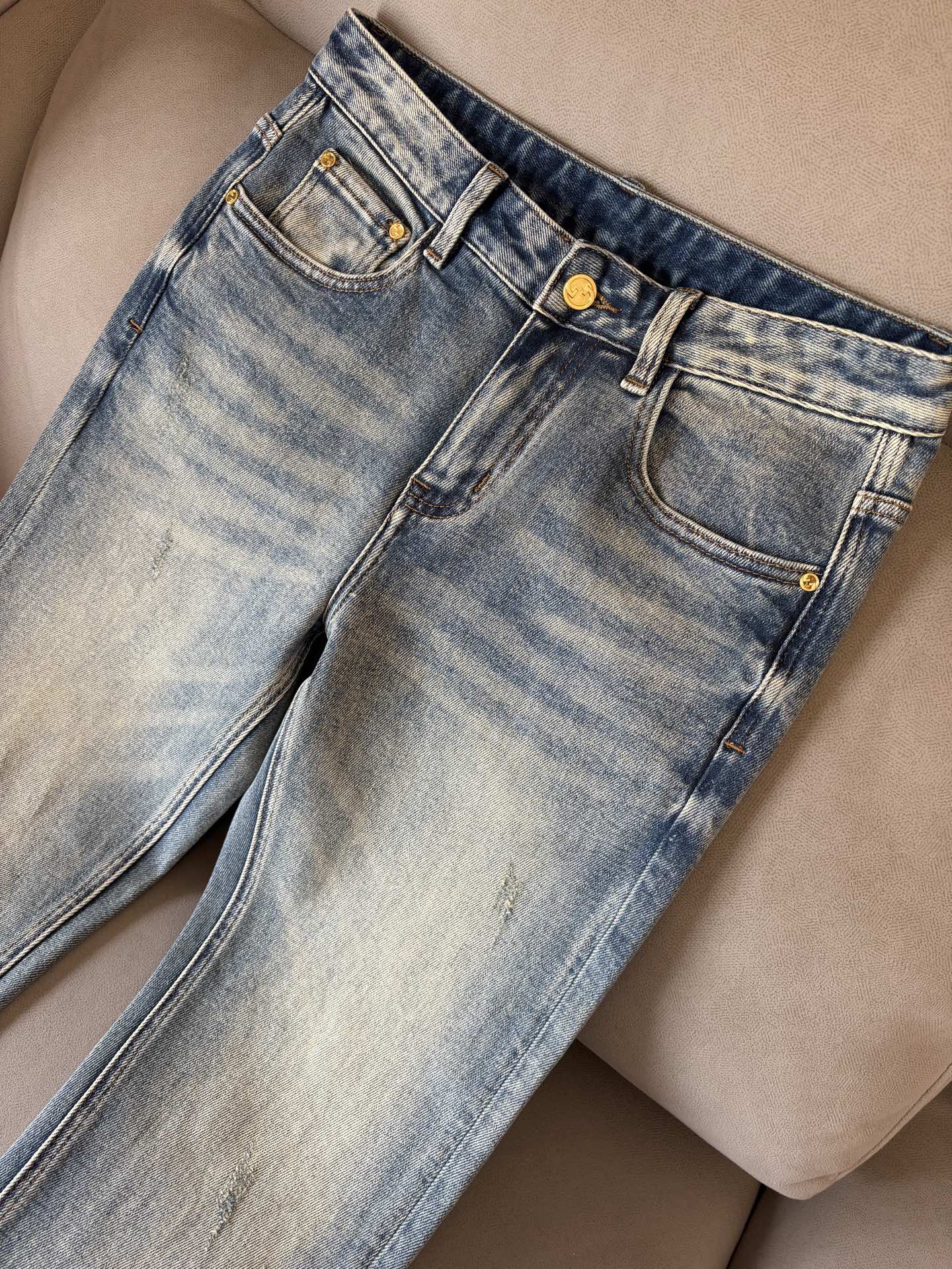 🌾退换🔥专柜🆕2025秋冬设计推荐 热卖牛仔裤🆕柔软亲肤面料 奢华头层牛皮腰牌 经典蓝洗水 专柜限量款 
