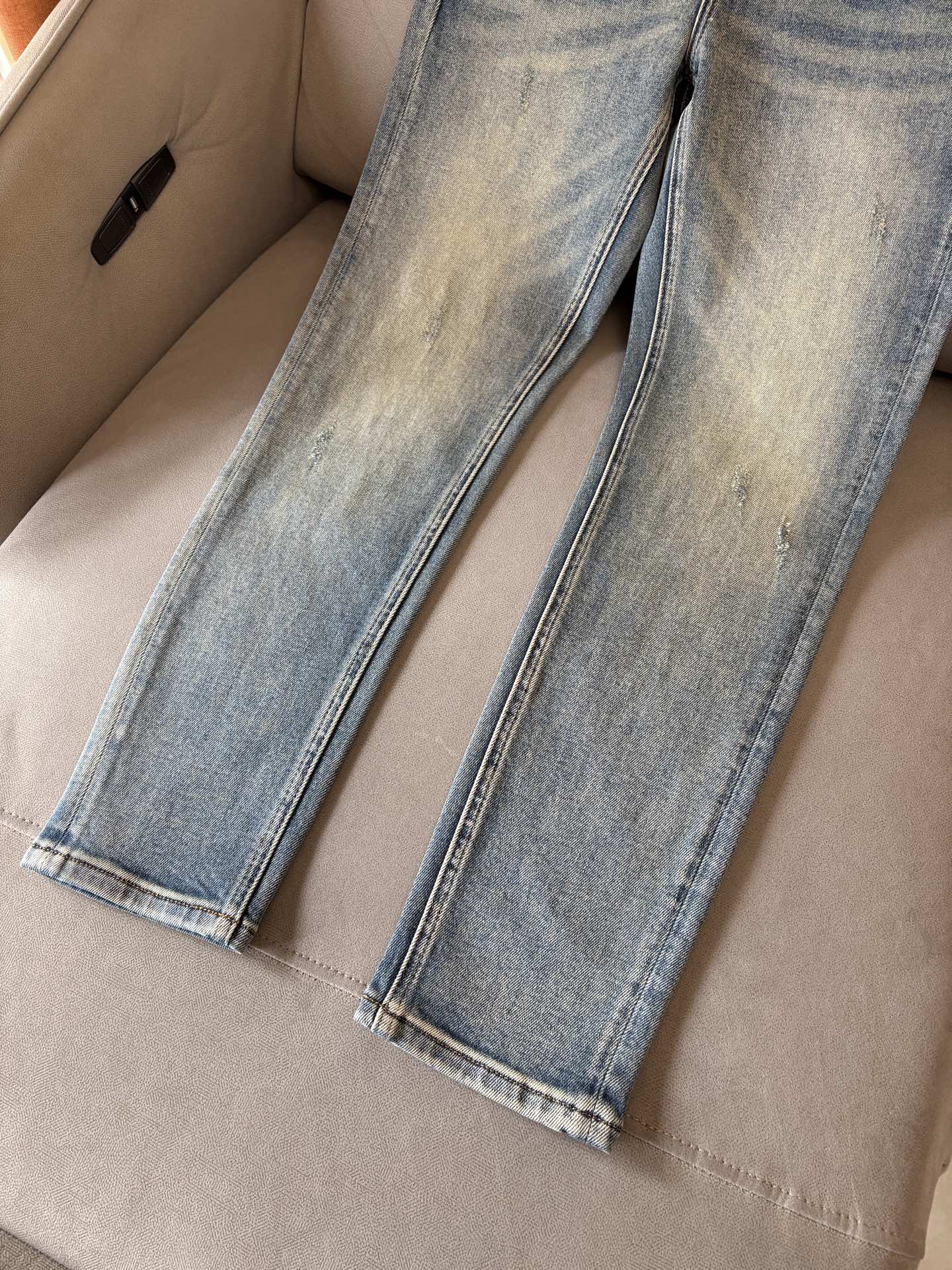 🌾退换🔥专柜🆕2025秋冬设计推荐 热卖牛仔裤🆕柔软亲肤面料 奢华头层牛皮腰牌 经典蓝洗水 专柜限量款 