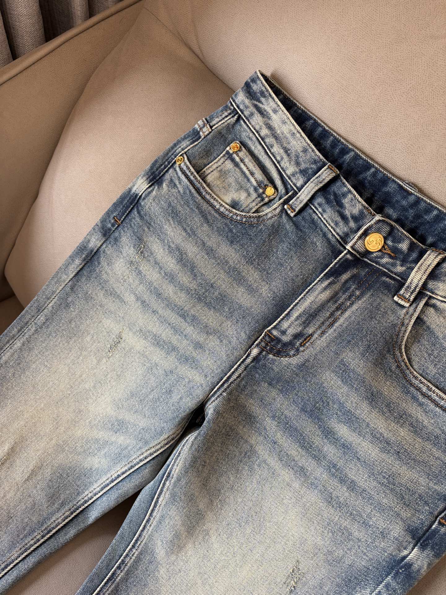 🌾退换🔥专柜🆕2025秋冬设计推荐 热卖牛仔裤🆕柔软亲肤面料 奢华头层牛皮腰牌 经典蓝洗水 专柜限量款 