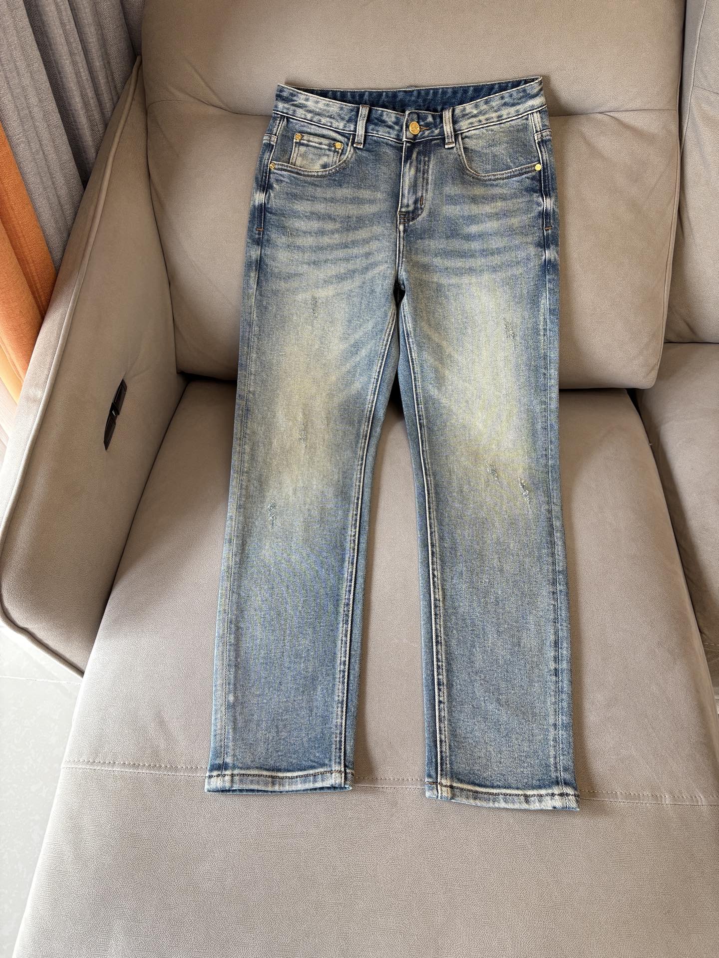 🌾退换🔥专柜🆕2025秋冬设计推荐 热卖牛仔裤🆕柔软亲肤面料 奢华头层牛皮腰牌 经典蓝洗水 专柜限量款 