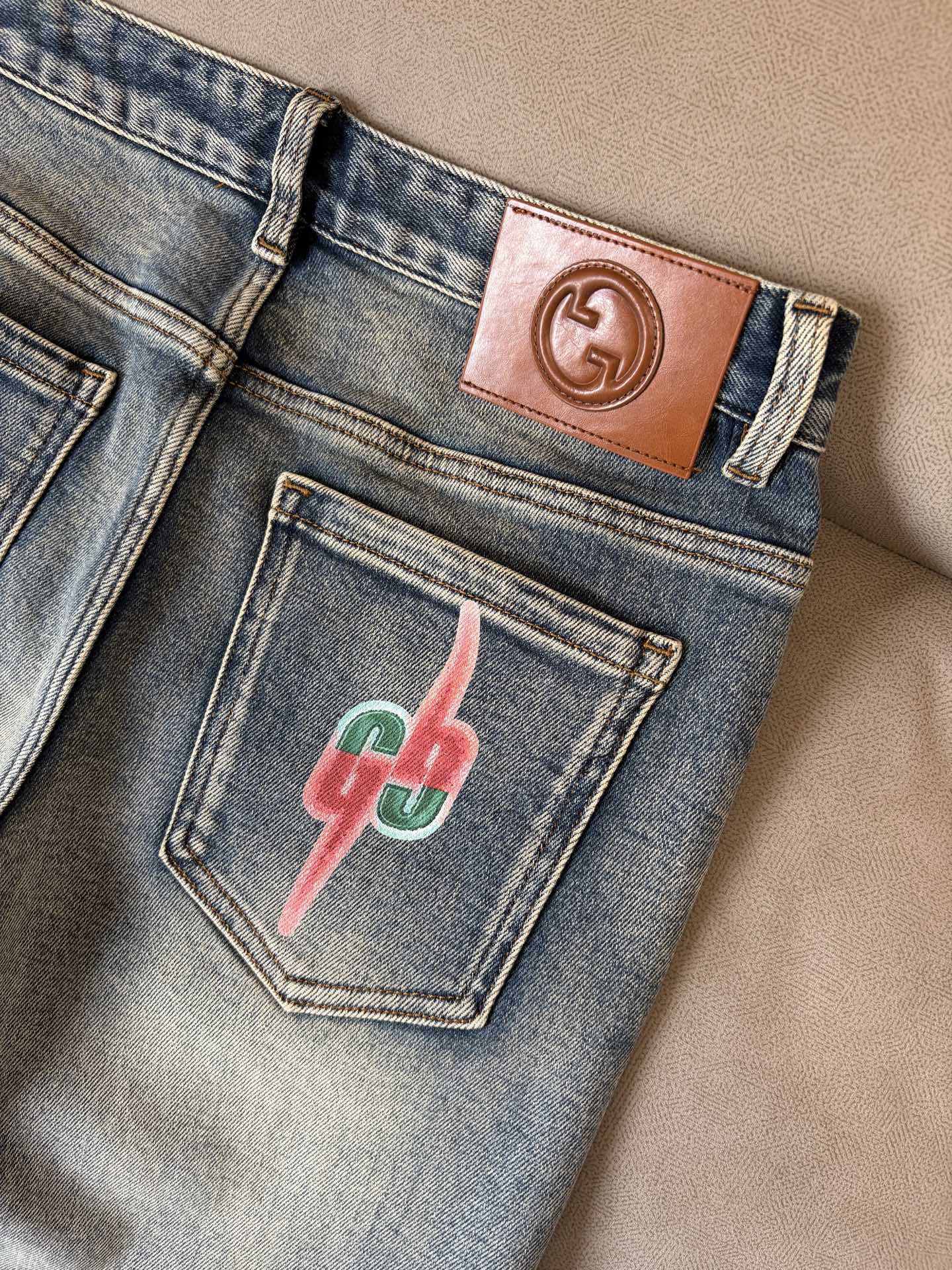 🌾退换🔥专柜🆕2025秋冬设计推荐 热卖牛仔裤🆕柔软亲肤面料 奢华头层牛皮腰牌 经典蓝洗水 专柜限量款 