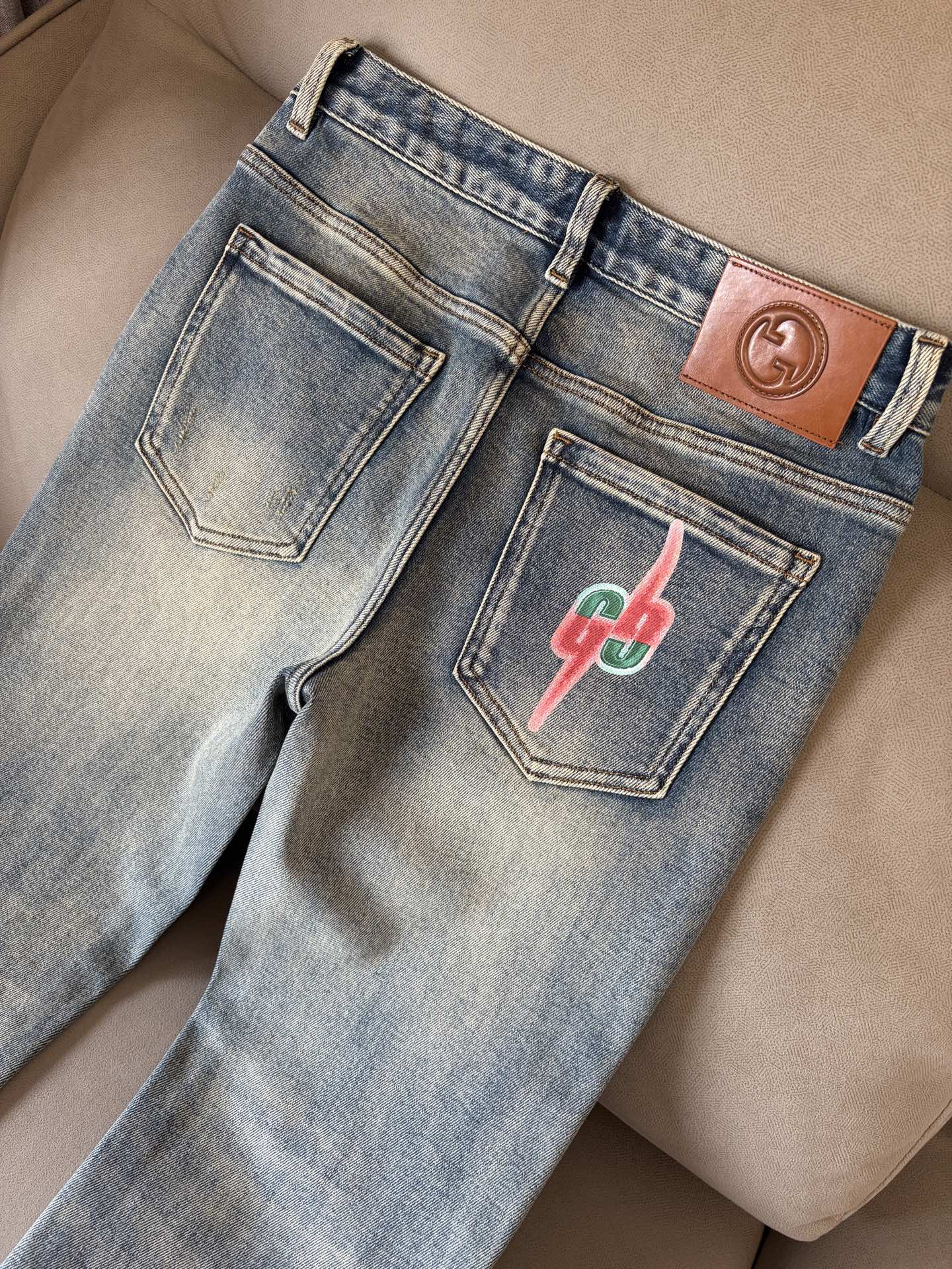 🌾退换🔥专柜🆕2025秋冬设计推荐 热卖牛仔裤🆕柔软亲肤面料 奢华头层牛皮腰牌 经典蓝洗水 专柜限量款 
