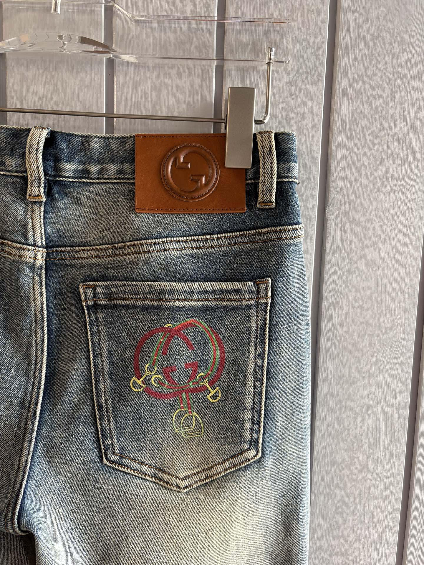 🌾退换🔥专柜🆕2025秋冬设计推荐 热卖牛仔裤🆕柔软亲肤面料 奢华头层牛皮腰牌 经典蓝洗水 专柜限量款 