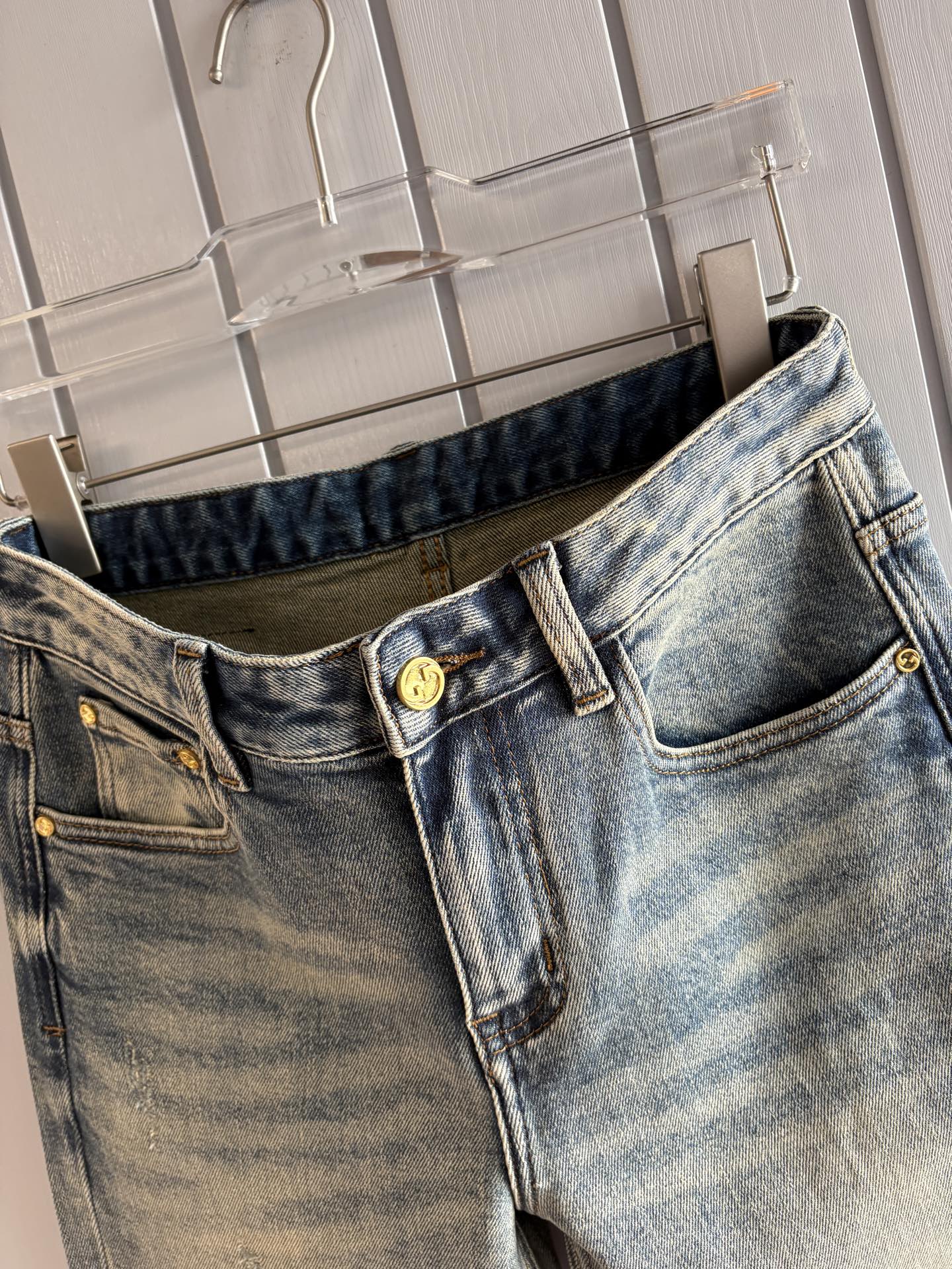 🌾退换🔥专柜🆕2025秋冬设计推荐 热卖牛仔裤🆕柔软亲肤面料 奢华头层牛皮腰牌 经典蓝洗水 专柜限量款 