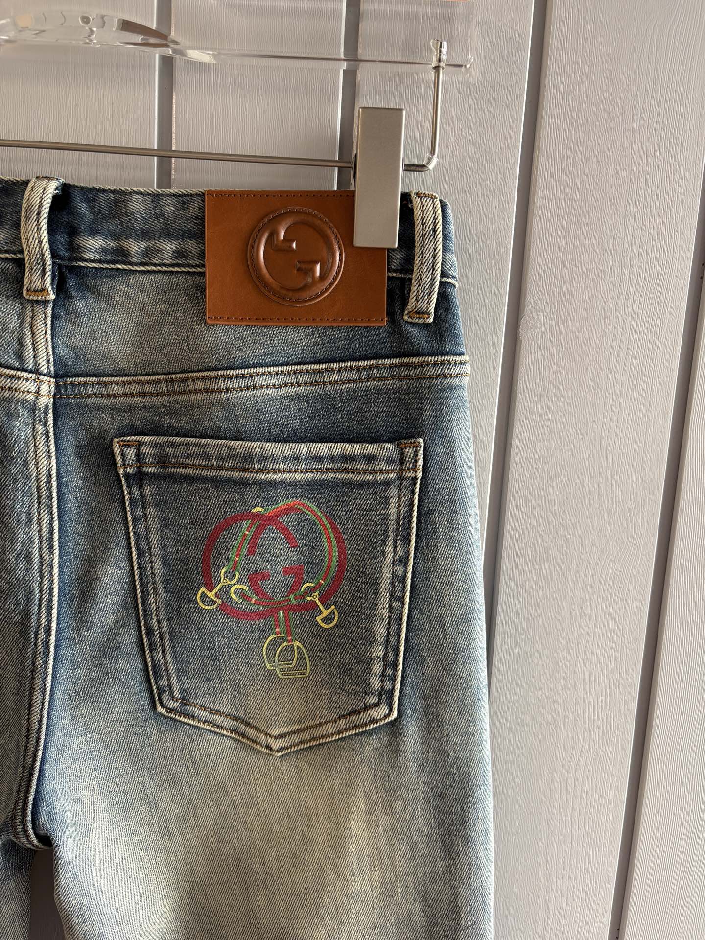 🌾退换🔥专柜🆕2025秋冬设计推荐 热卖牛仔裤🆕柔软亲肤面料 奢华头层牛皮腰牌 经典蓝洗水 专柜限量款 