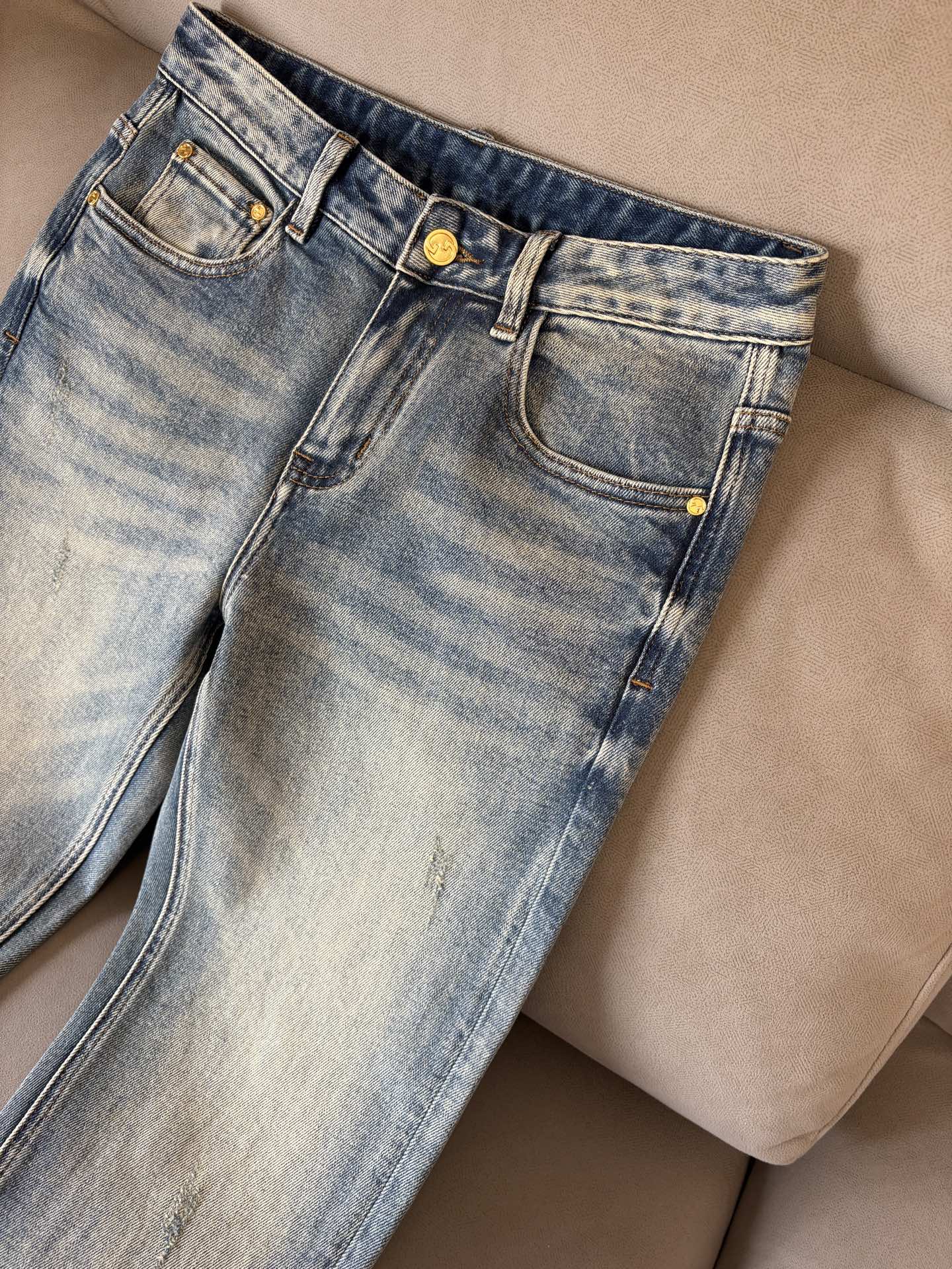 🌾退换🔥专柜🆕2025秋冬设计推荐 热卖牛仔裤🆕柔软亲肤面料 奢华头层牛皮腰牌 经典蓝洗水 专柜限量款 