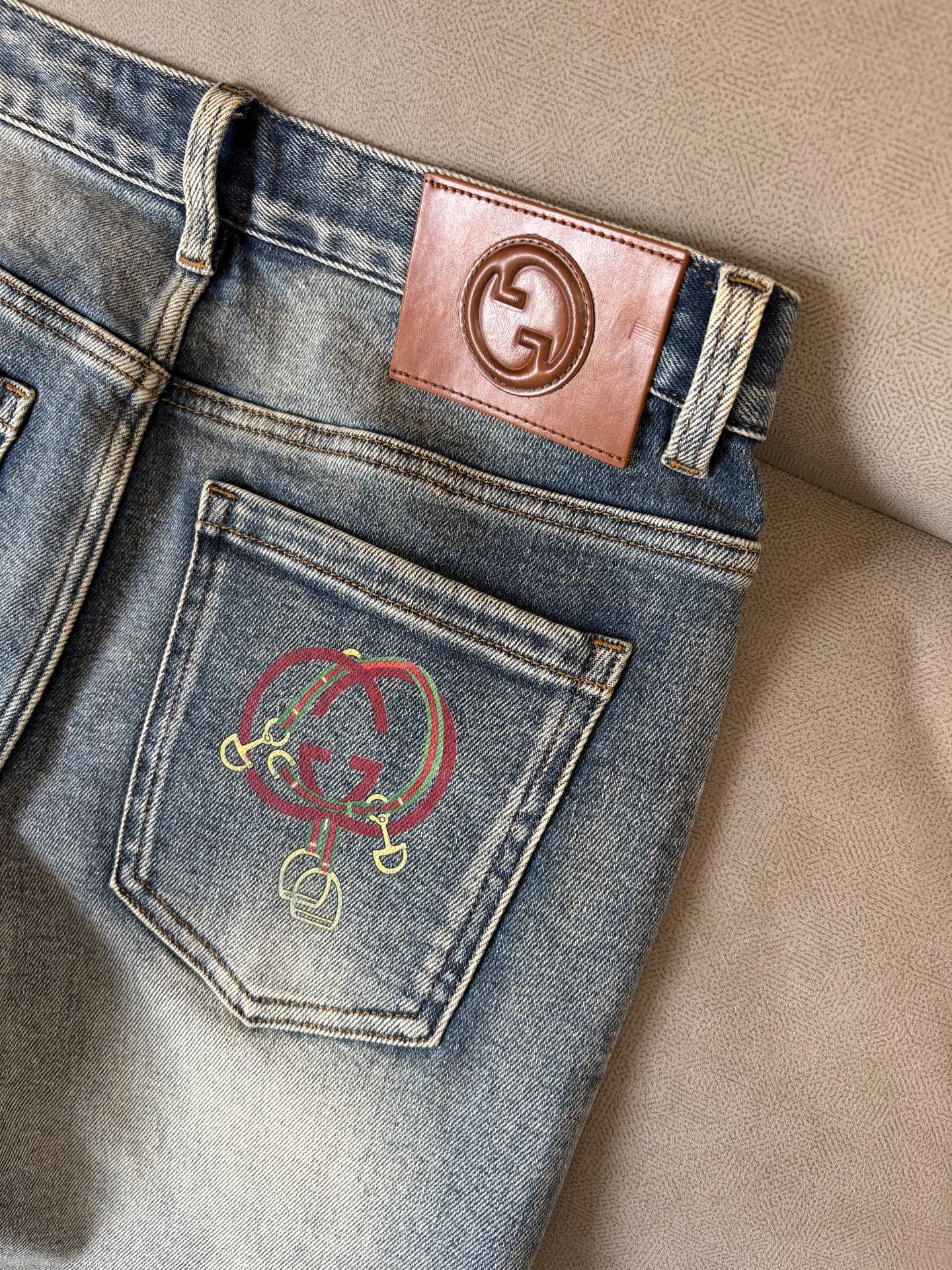 🌾退换🔥专柜🆕2025秋冬设计推荐 热卖牛仔裤🆕柔软亲肤面料 奢华头层牛皮腰牌 经典蓝洗水 专柜限量款 