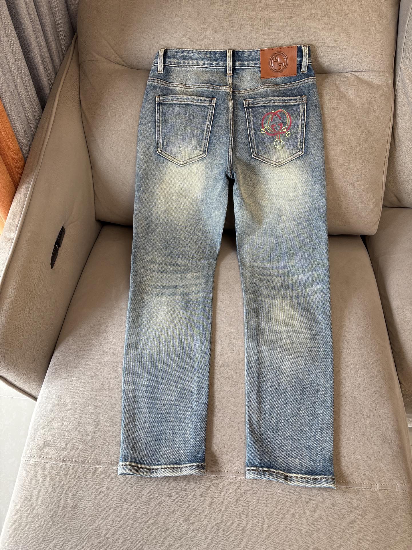 🌾退换🔥专柜🆕2025秋冬设计推荐 热卖牛仔裤🆕柔软亲肤面料 奢华头层牛皮腰牌 经典蓝洗水 专柜限量款 