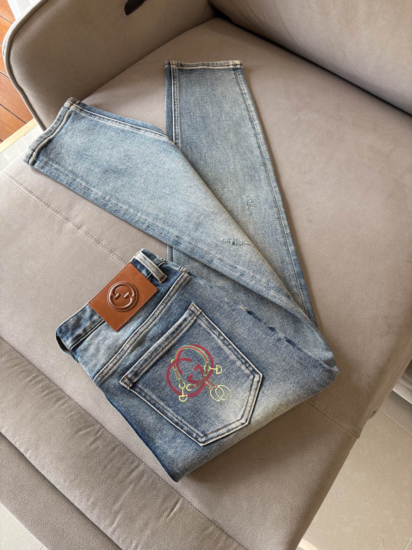 🌾退换🔥专柜🆕2025秋冬设计推荐 热卖牛仔裤🆕柔软亲肤面料 奢华头层牛皮腰牌 经典蓝洗水 专柜限量款 