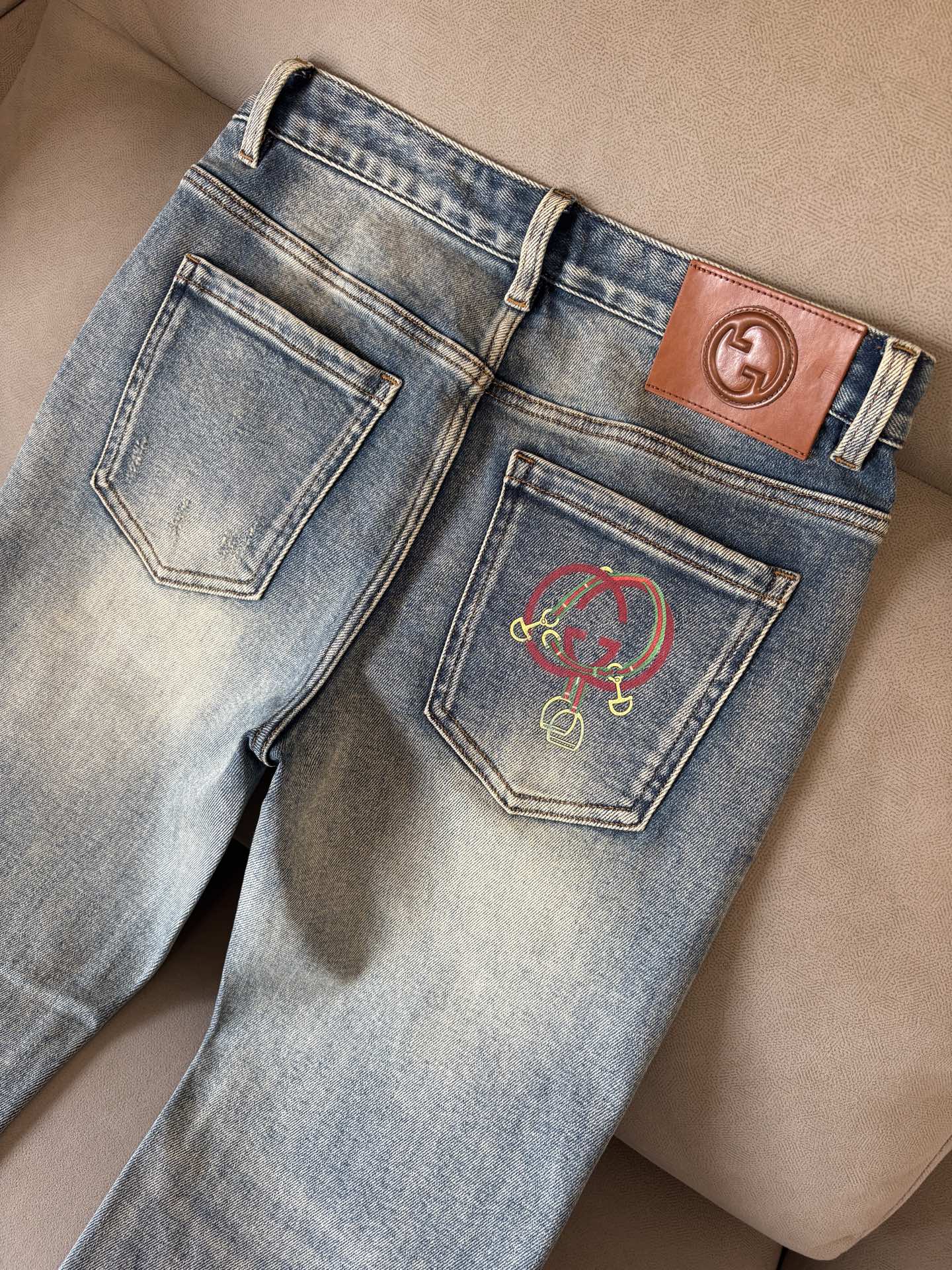 🌾退换🔥专柜🆕2025秋冬设计推荐 热卖牛仔裤🆕柔软亲肤面料 奢华头层牛皮腰牌 经典蓝洗水 专柜限量款 