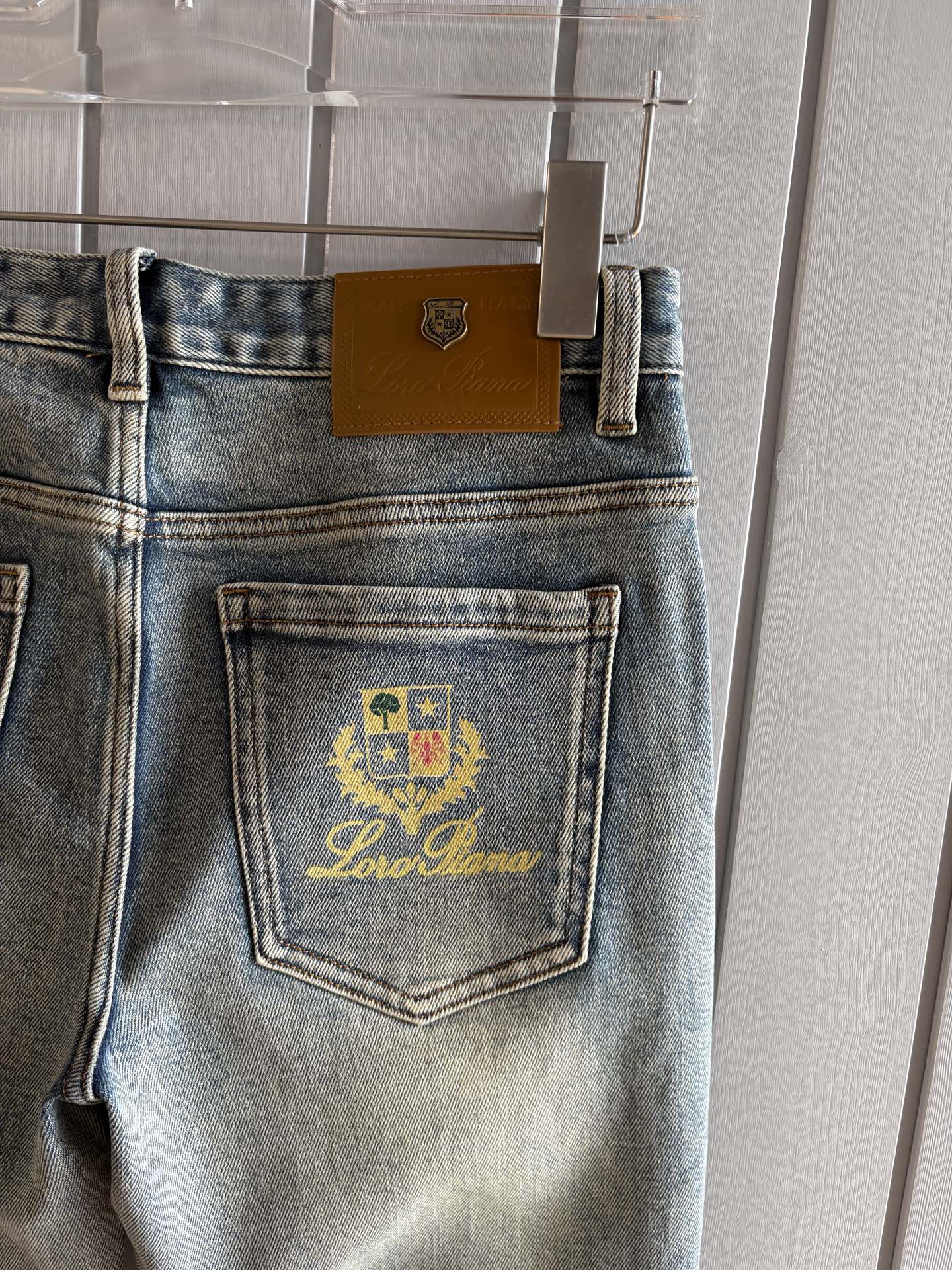 🌾退换🔥专柜🆕2025秋冬设计推荐 热卖牛仔裤🆕柔软亲肤面料 奢华头层牛皮腰牌 经典蓝洗水 专柜限量款 