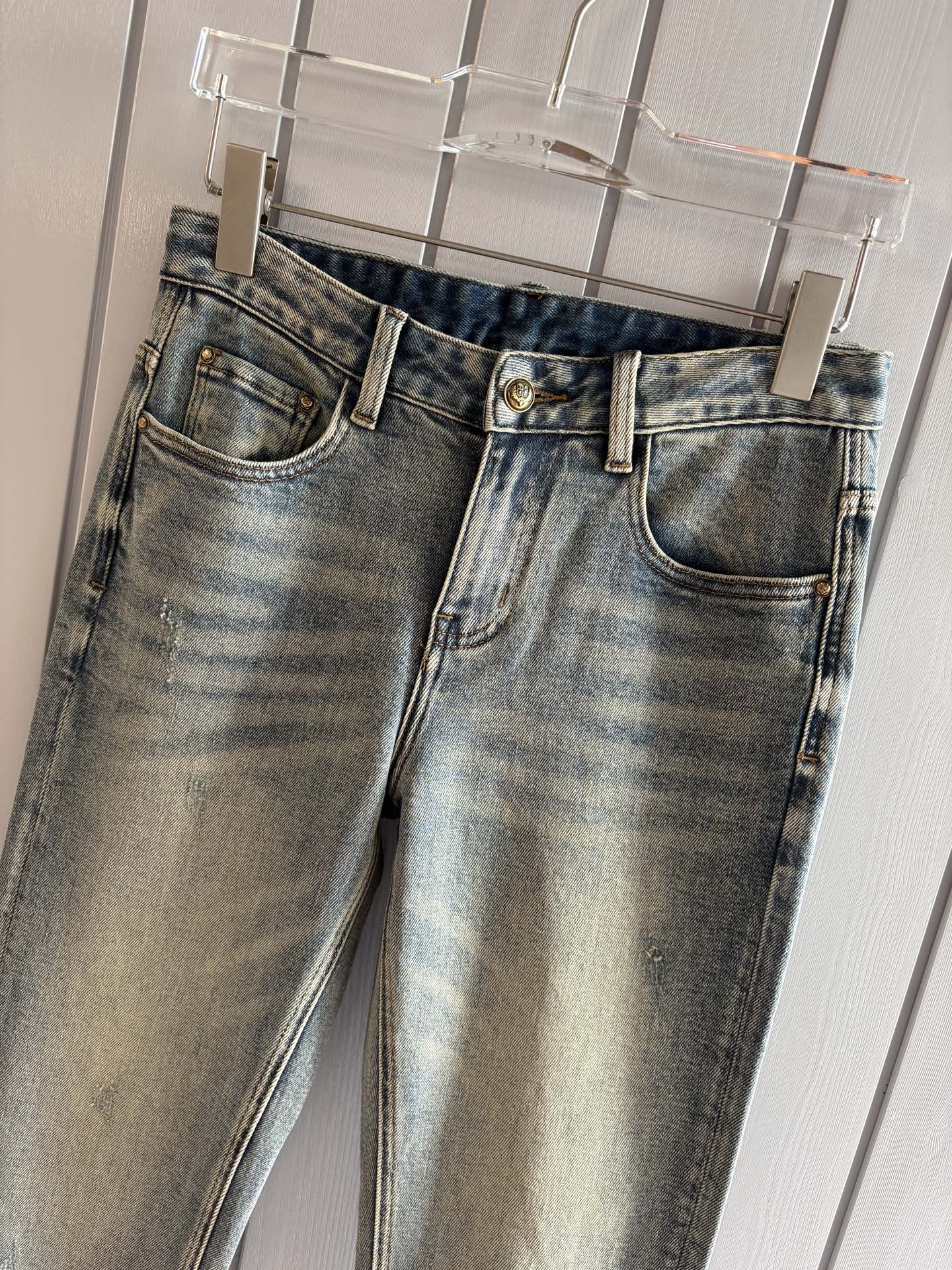 🌾退换🔥专柜🆕2025秋冬设计推荐 热卖牛仔裤🆕柔软亲肤面料 奢华头层牛皮腰牌 经典蓝洗水 专柜限量款 