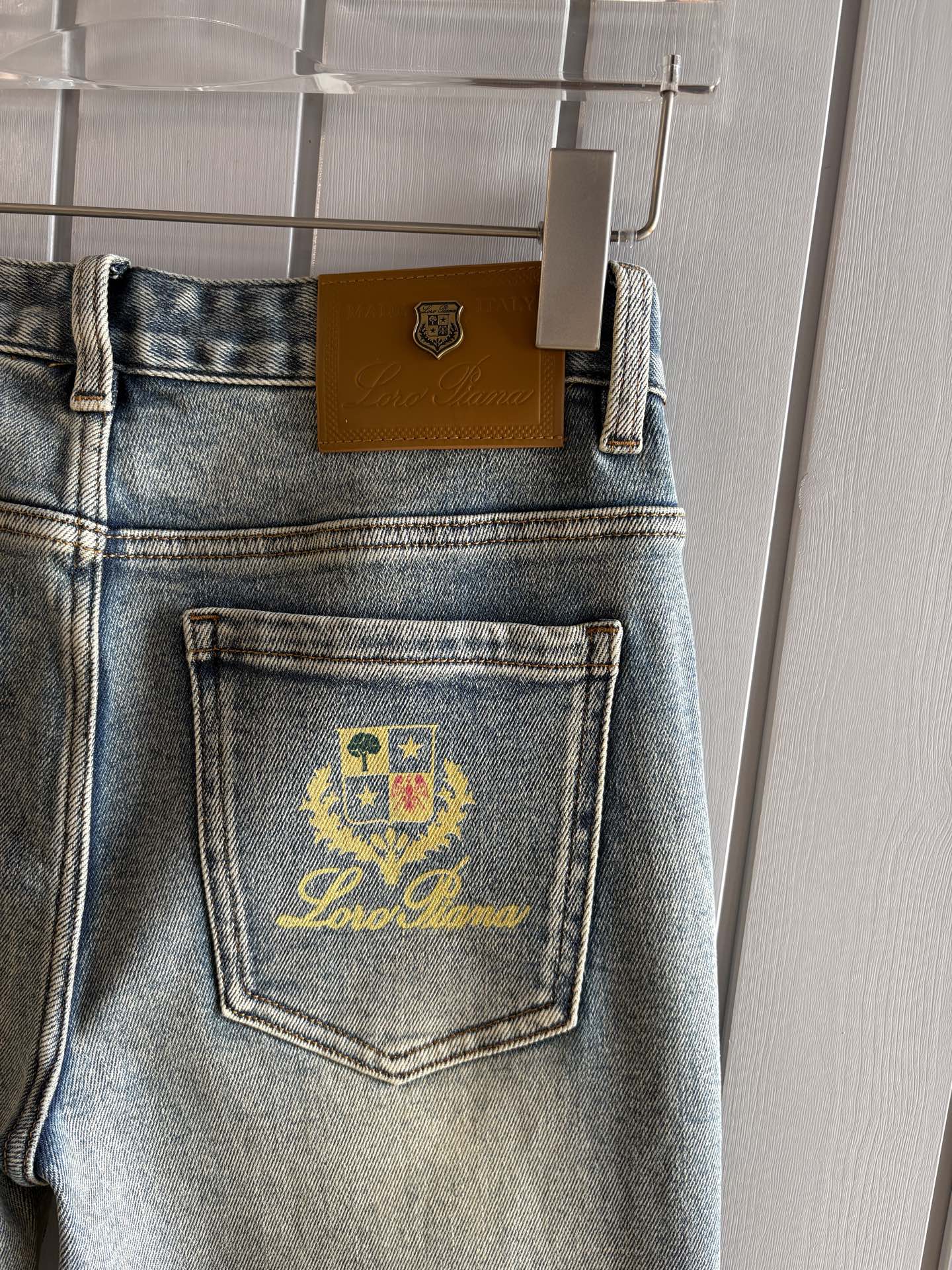 🌾退换🔥专柜🆕2025秋冬设计推荐 热卖牛仔裤🆕柔软亲肤面料 奢华头层牛皮腰牌 经典蓝洗水 专柜限量款 