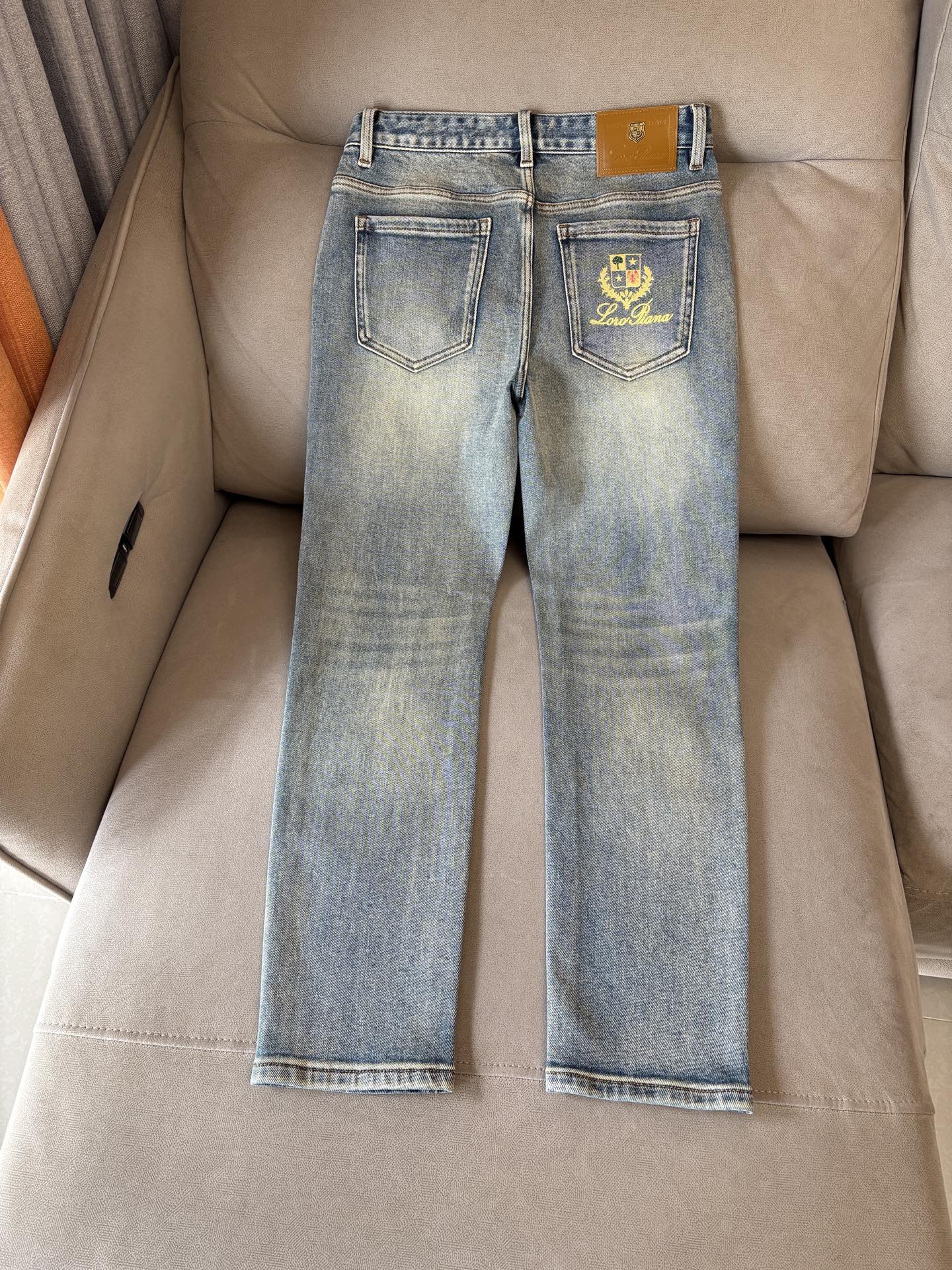 🌾退换🔥专柜🆕2025秋冬设计推荐 热卖牛仔裤🆕柔软亲肤面料 奢华头层牛皮腰牌 经典蓝洗水 专柜限量款 