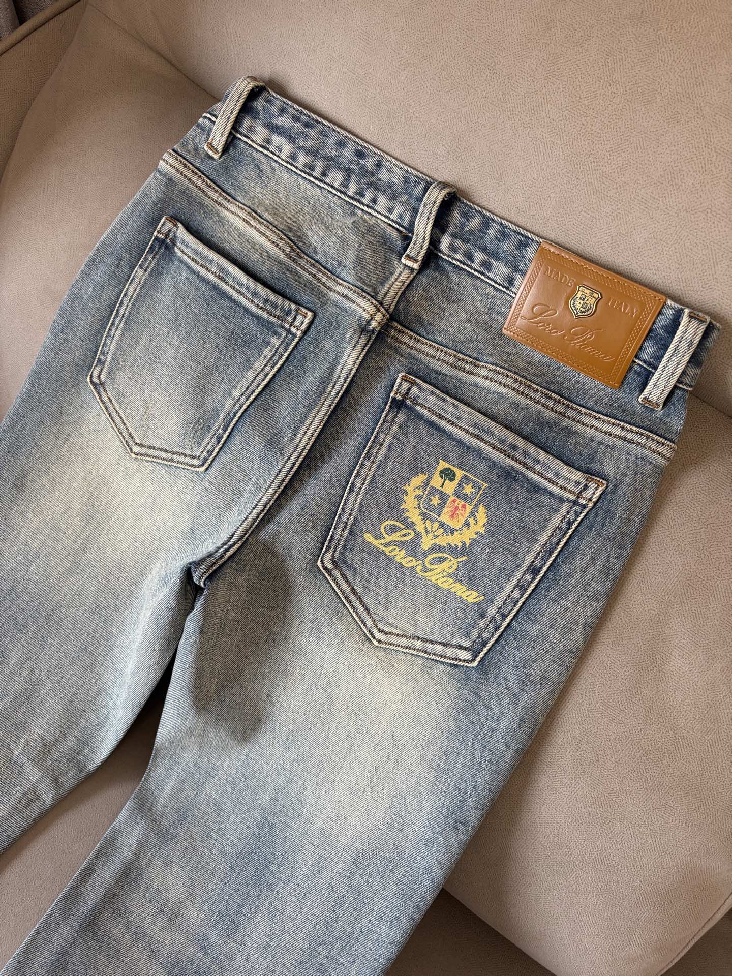 🌾退换🔥专柜🆕2025秋冬设计推荐 热卖牛仔裤🆕柔软亲肤面料 奢华头层牛皮腰牌 经典蓝洗水 专柜限量款 