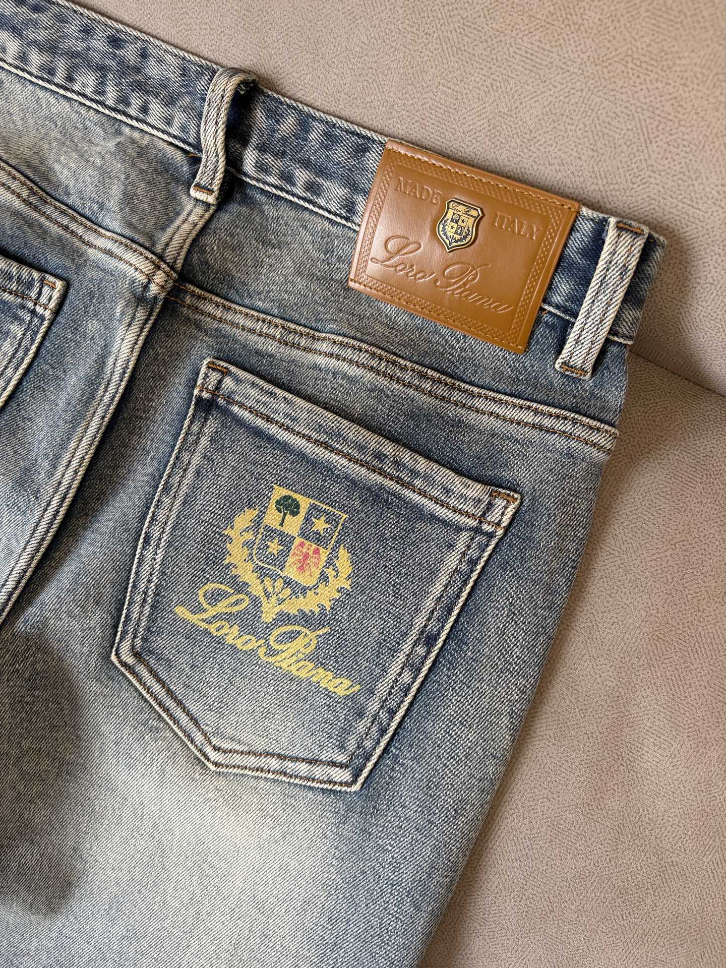 🌾退换🔥专柜🆕2025秋冬设计推荐 热卖牛仔裤🆕柔软亲肤面料 奢华头层牛皮腰牌 经典蓝洗水 专柜限量款 