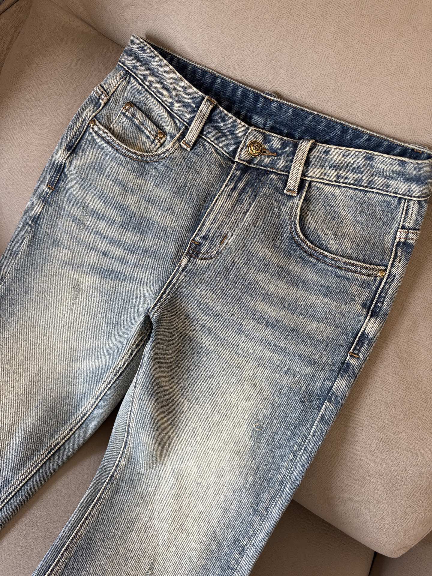 🌾退换🔥专柜🆕2025秋冬设计推荐 热卖牛仔裤🆕柔软亲肤面料 奢华头层牛皮腰牌 经典蓝洗水 专柜限量款 