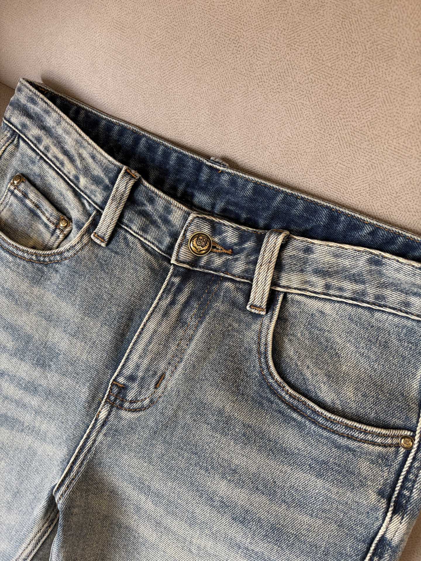 🌾退换🔥专柜🆕2025秋冬设计推荐 热卖牛仔裤🆕柔软亲肤面料 奢华头层牛皮腰牌 经典蓝洗水 专柜限量款 