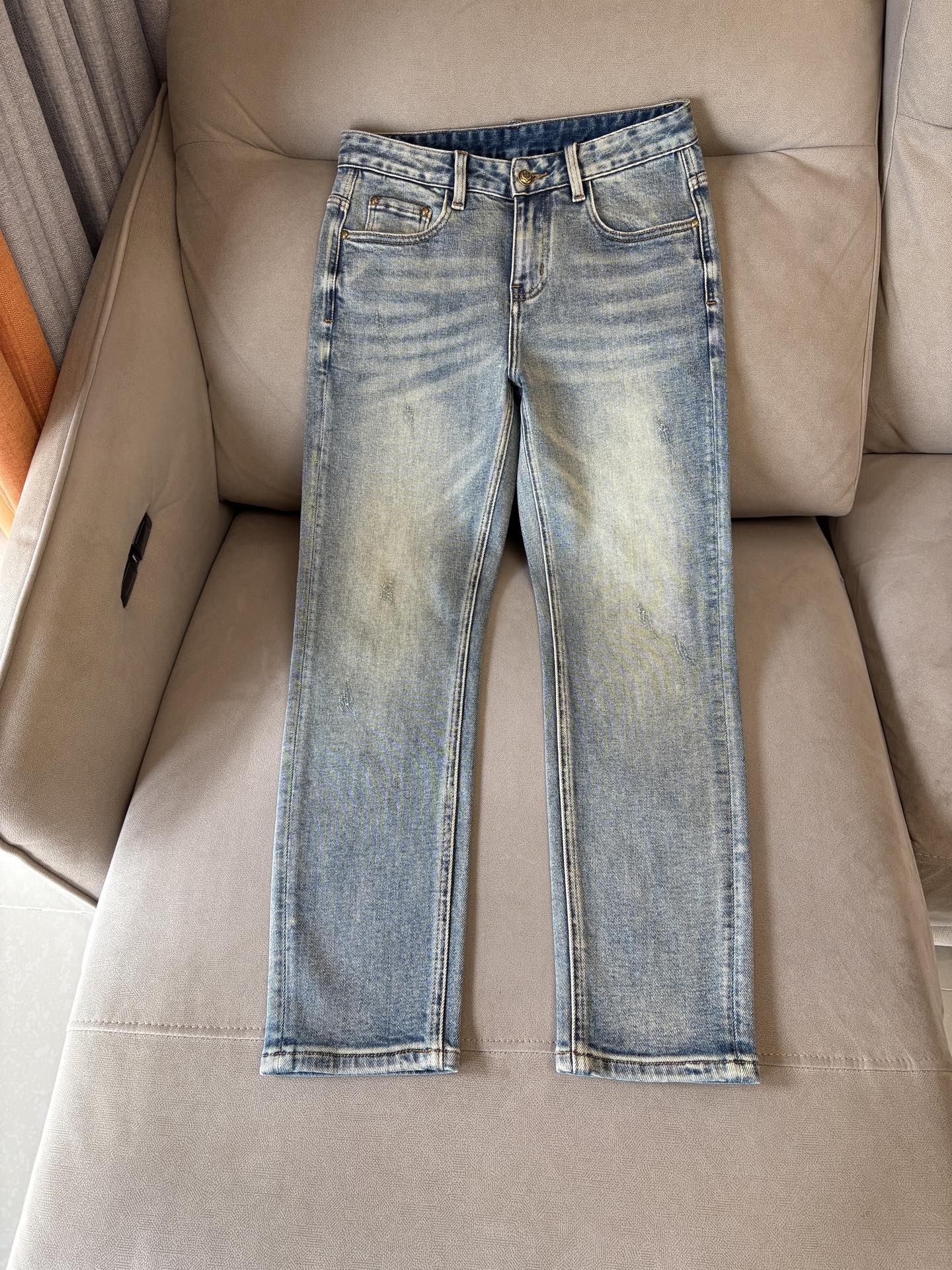 🌾退换🔥专柜🆕2025秋冬设计推荐 热卖牛仔裤🆕柔软亲肤面料 奢华头层牛皮腰牌 经典蓝洗水 专柜限量款 