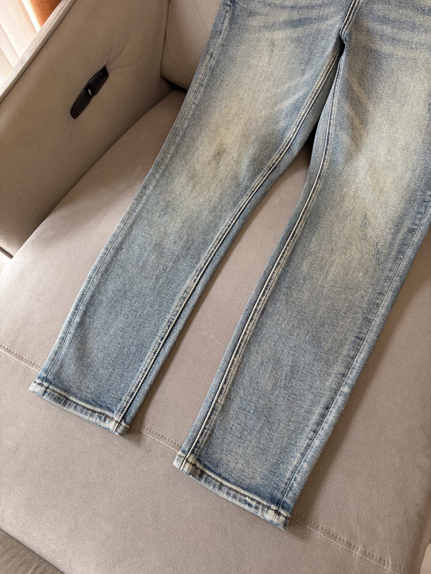 🌾退换🔥专柜🆕2025秋冬设计推荐 热卖牛仔裤🆕柔软亲肤面料 奢华头层牛皮腰牌 经典蓝洗水 专柜限量款 