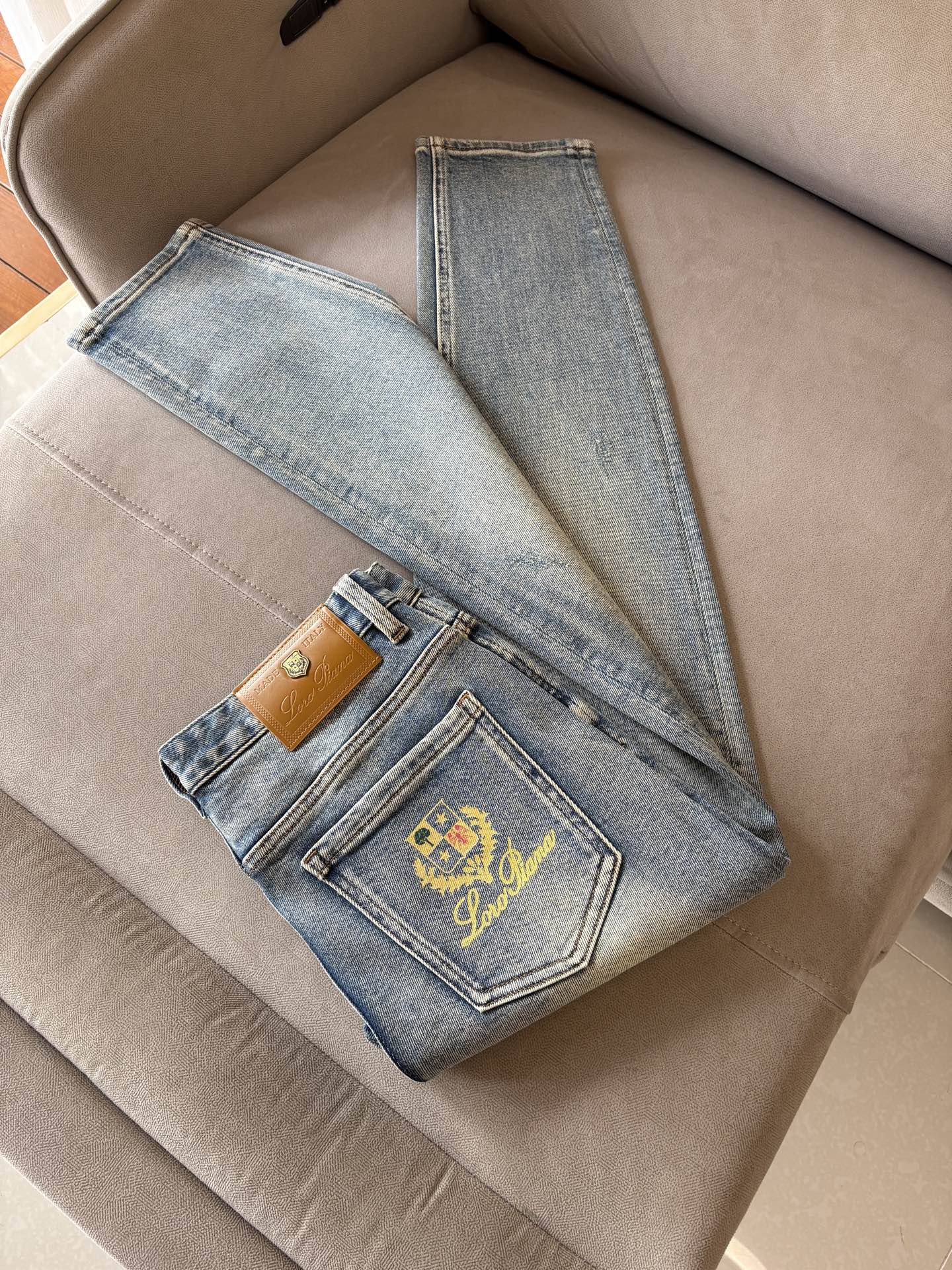 🌾退换🔥专柜🆕2025秋冬设计推荐 热卖牛仔裤🆕柔软亲肤面料 奢华头层牛皮腰牌 经典蓝洗水 专柜限量款 