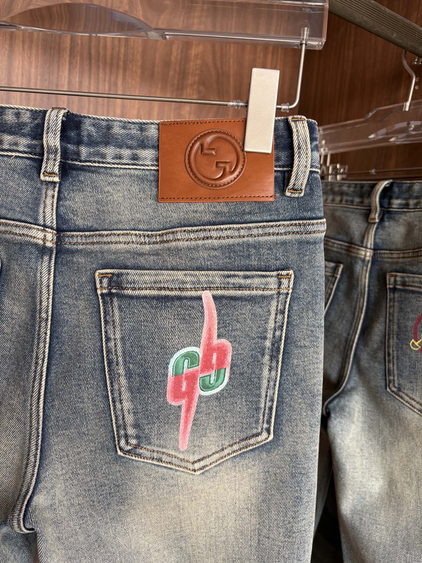 专柜🆕秋冬设计推荐 热卖牛仔裤🆕柔软亲肤面料 奢华头层牛皮腰牌 经典蓝洗水 专柜限量款 奢华感订制面料 