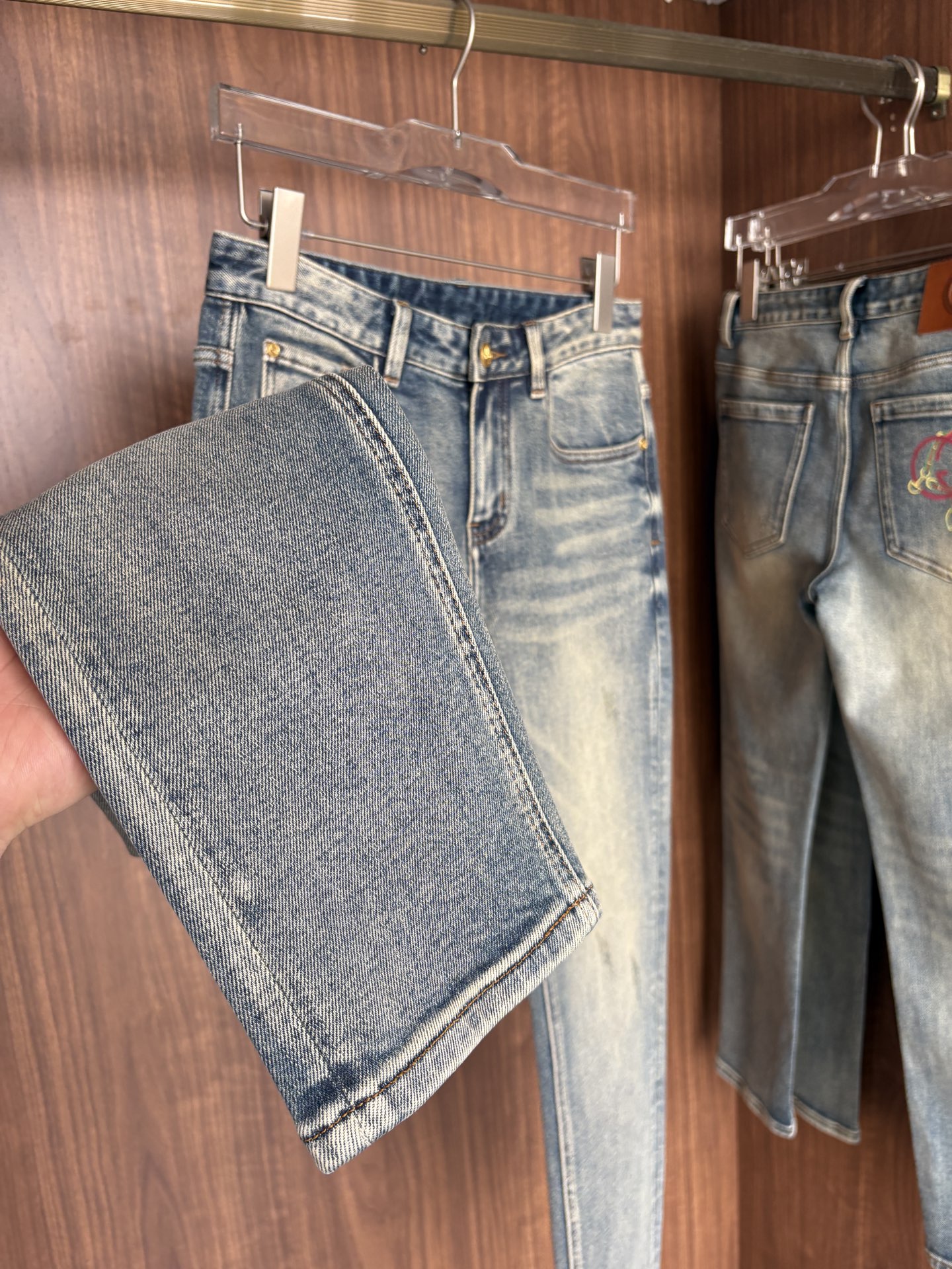 专柜🆕秋冬设计推荐 热卖牛仔裤🆕柔软亲肤面料 奢华头层牛皮腰牌 经典蓝洗水 专柜限量款 奢华感订制面料 