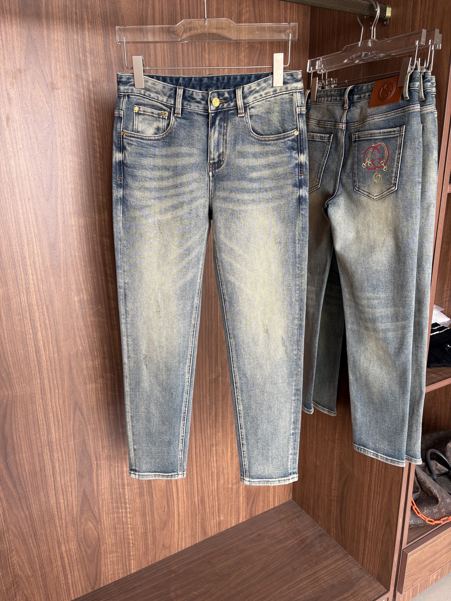 专柜🆕秋冬设计推荐 热卖牛仔裤🆕柔软亲肤面料 奢华头层牛皮腰牌 经典蓝洗水 专柜限量款 奢华感订制面料 