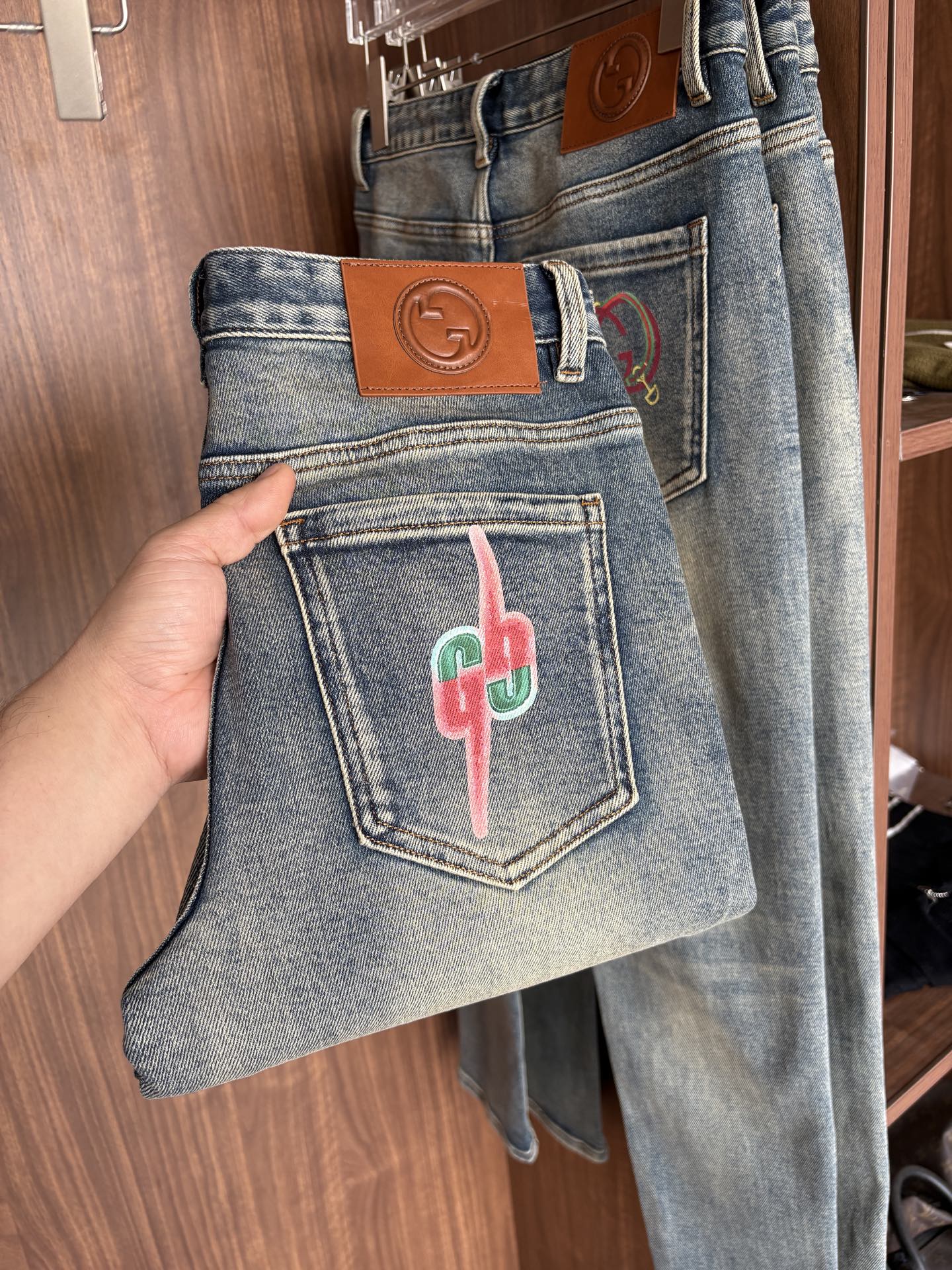 专柜🆕秋冬设计推荐 热卖牛仔裤🆕柔软亲肤面料 奢华头层牛皮腰牌 经典蓝洗水 专柜限量款 奢华感订制面料 