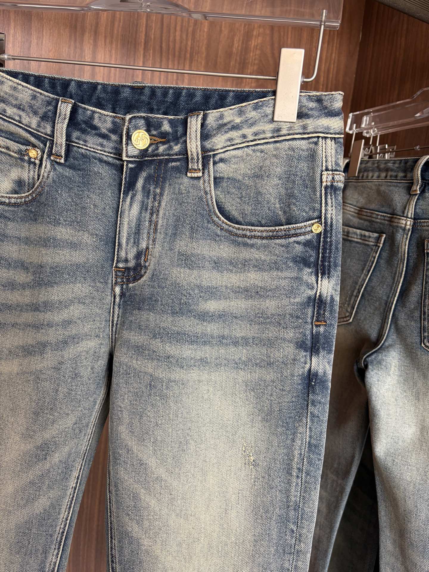 专柜🆕秋冬设计推荐 热卖牛仔裤🆕柔软亲肤面料 奢华头层牛皮腰牌 经典蓝洗水 专柜限量款 奢华感订制面料 