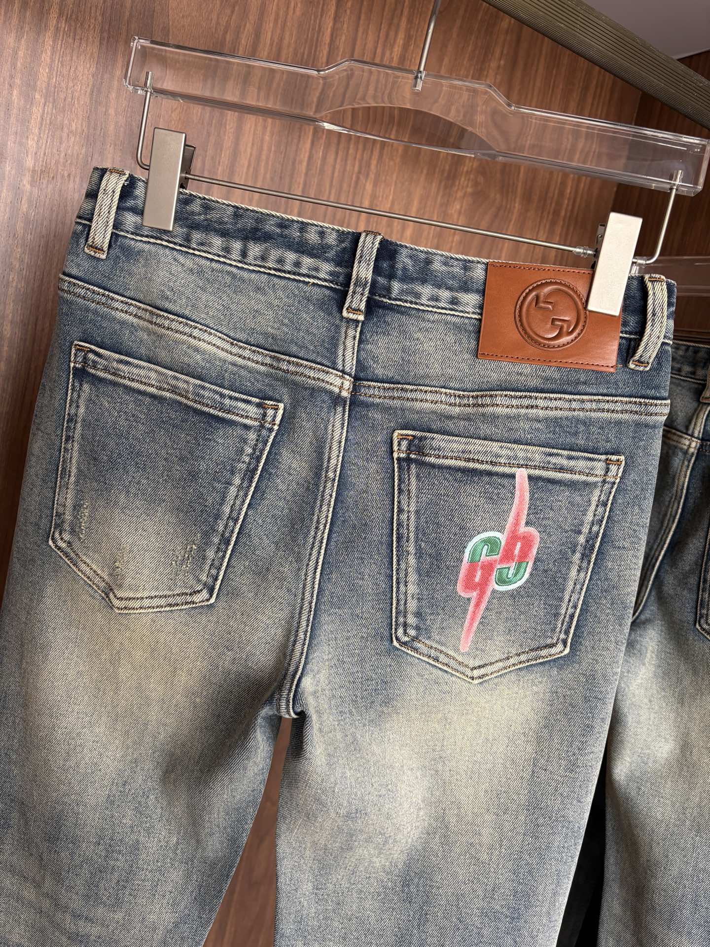 专柜🆕秋冬设计推荐 热卖牛仔裤🆕柔软亲肤面料 奢华头层牛皮腰牌 经典蓝洗水 专柜限量款 奢华感订制面料 