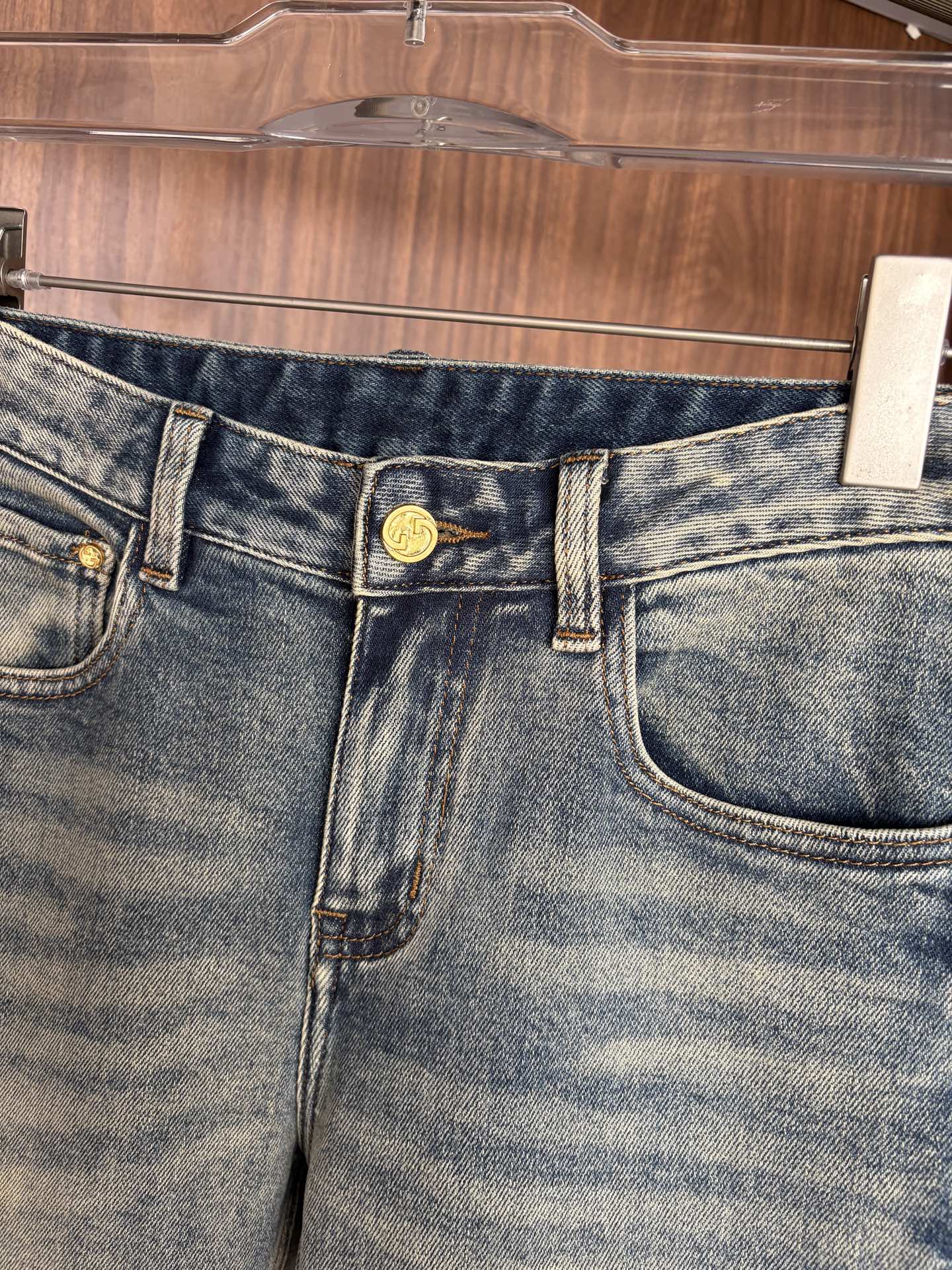 专柜🆕秋冬设计推荐 热卖牛仔裤🆕柔软亲肤面料 奢华头层牛皮腰牌 经典蓝洗水 专柜限量款 奢华感订制面料 