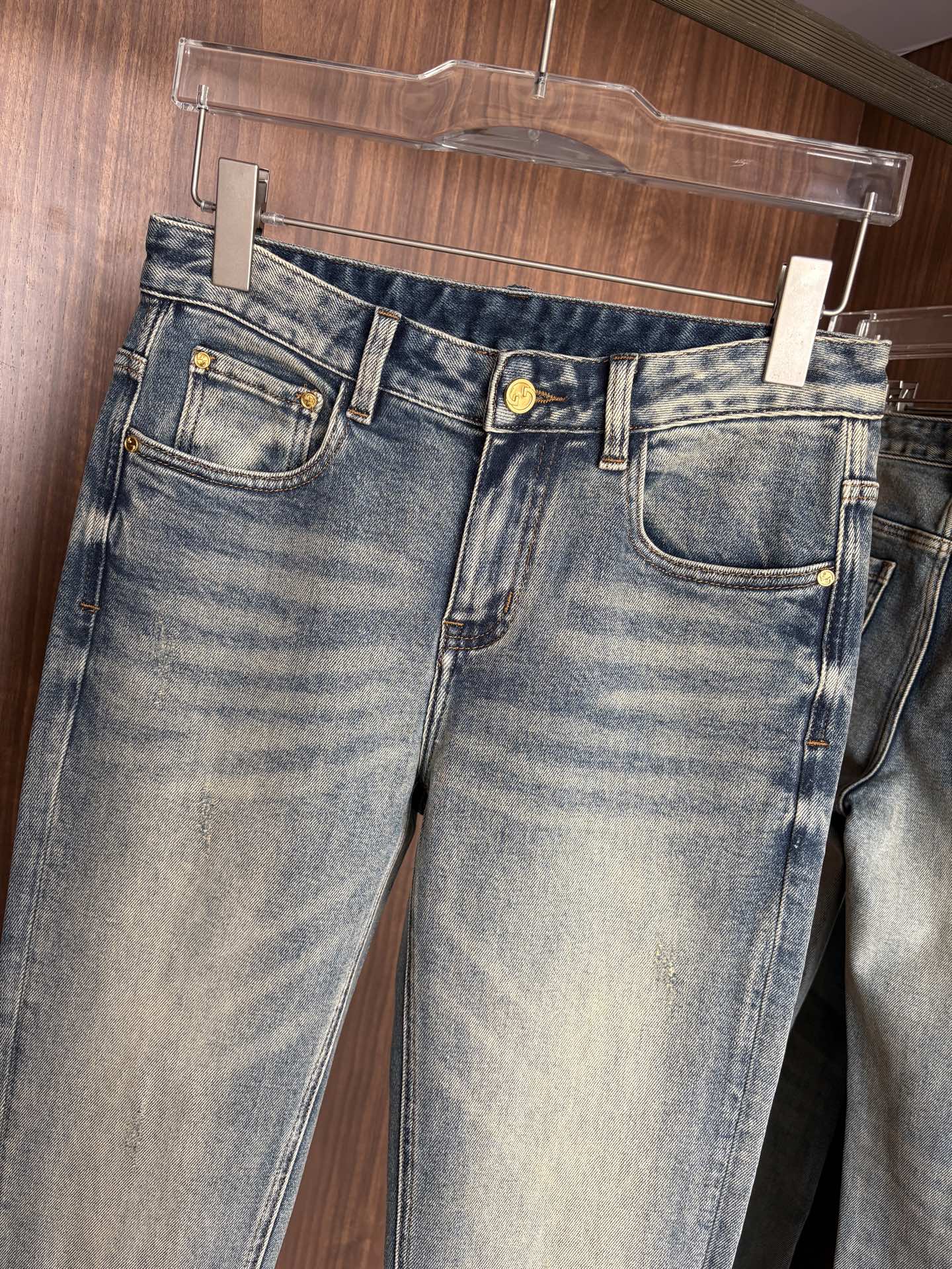 专柜🆕秋冬设计推荐 热卖牛仔裤🆕柔软亲肤面料 奢华头层牛皮腰牌 经典蓝洗水 专柜限量款 奢华感订制面料 