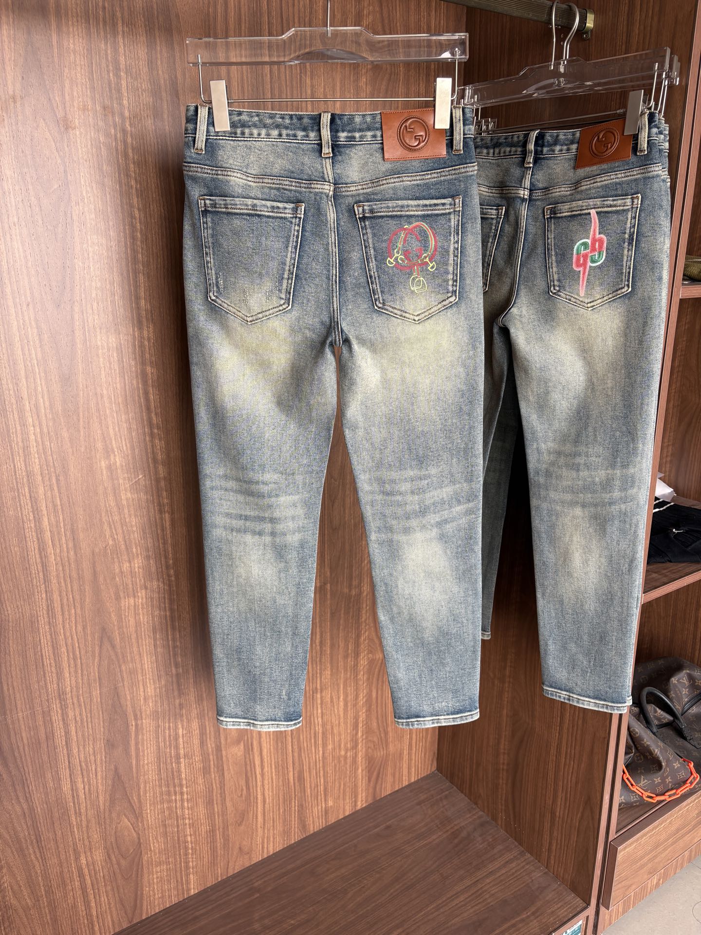 专柜🆕秋冬设计推荐 热卖牛仔裤🆕柔软亲肤面料 奢华头层牛皮腰牌 经典蓝洗水 专柜限量款 奢华感订制面料 