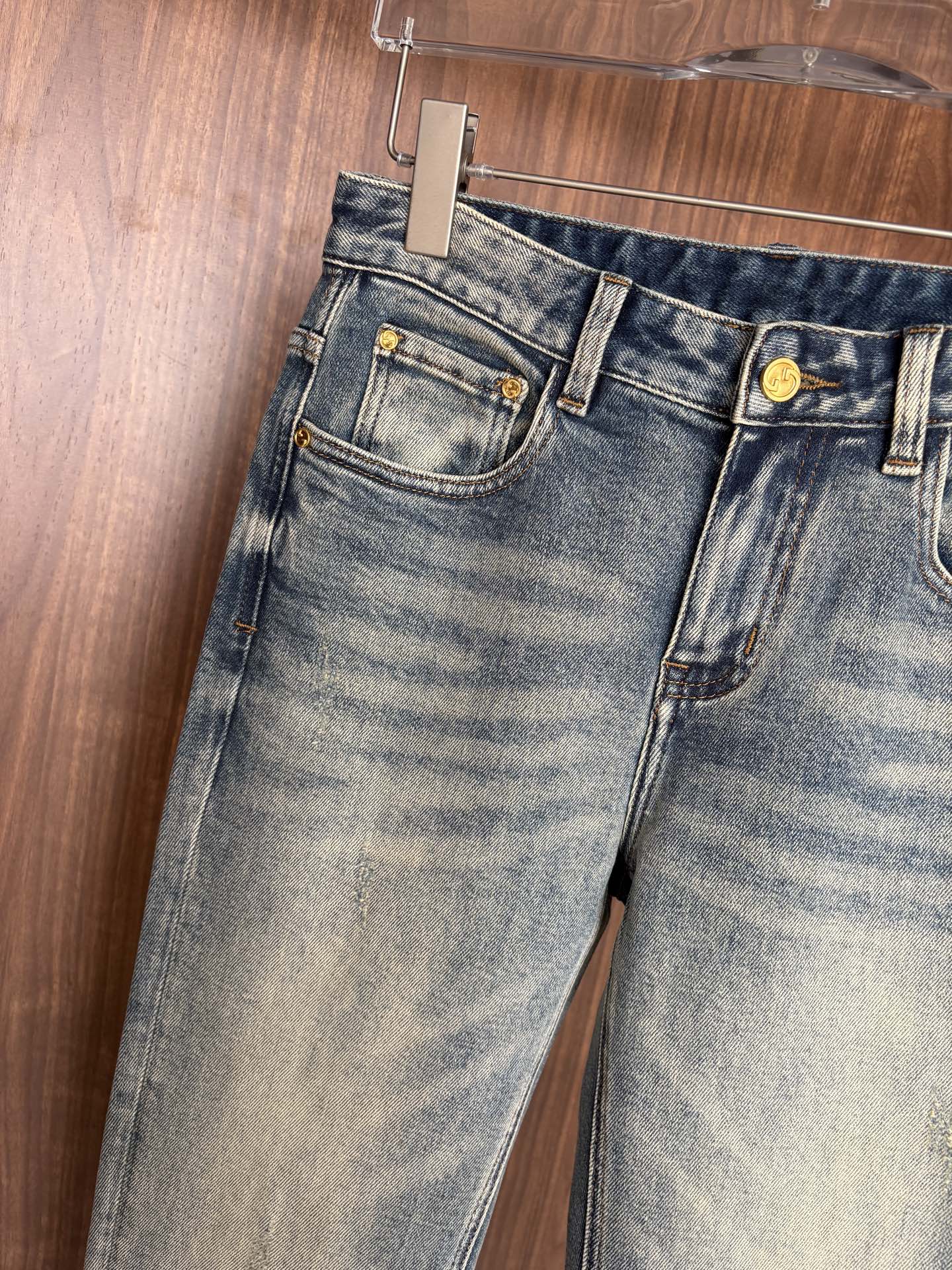 专柜🆕秋冬设计推荐 热卖牛仔裤🆕柔软亲肤面料 奢华头层牛皮腰牌 经典蓝洗水 专柜限量款 奢华感订制面料 