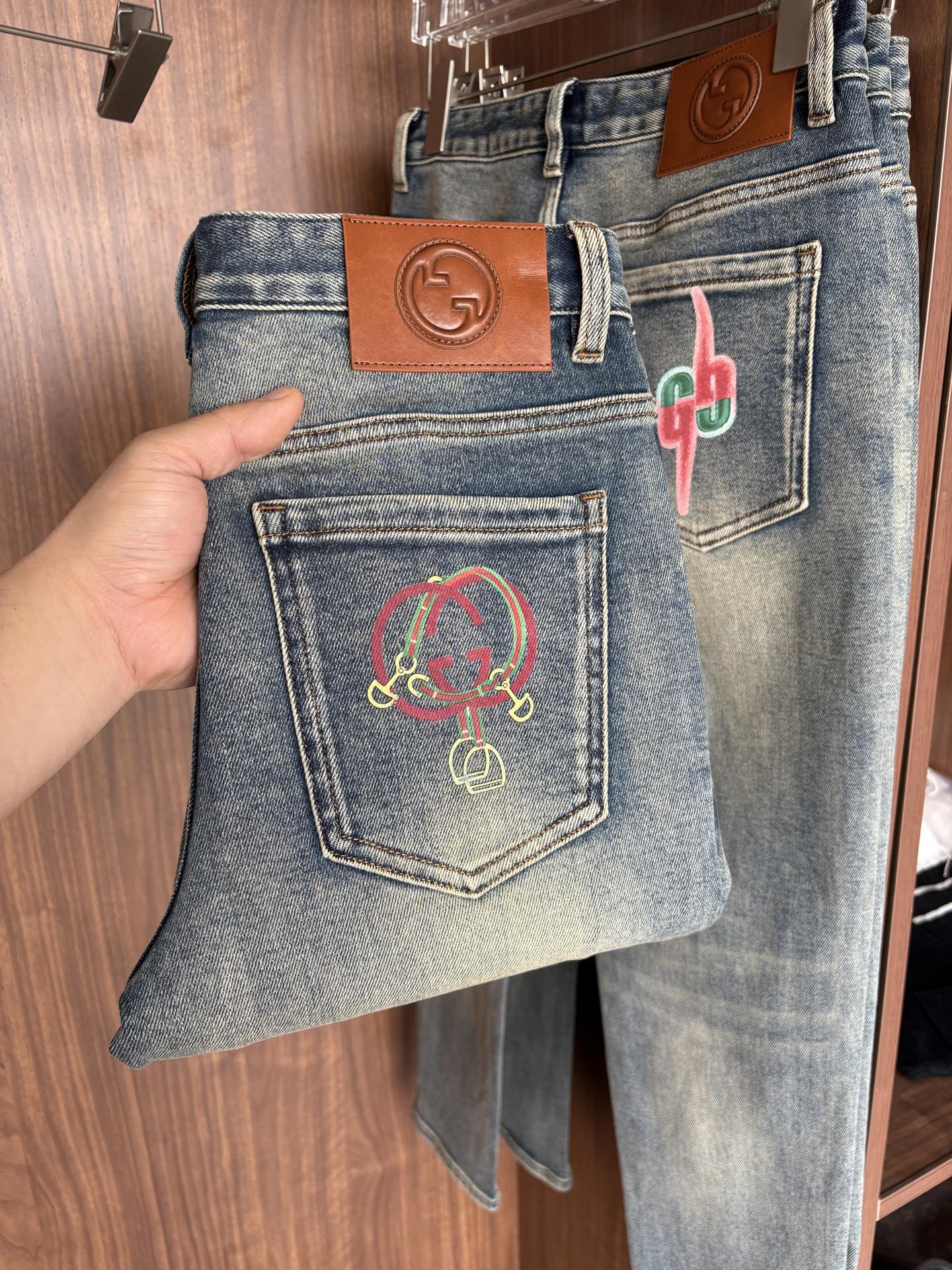 专柜🆕秋冬设计推荐 热卖牛仔裤🆕柔软亲肤面料 奢华头层牛皮腰牌 经典蓝洗水 专柜限量款 奢华感订制面料 