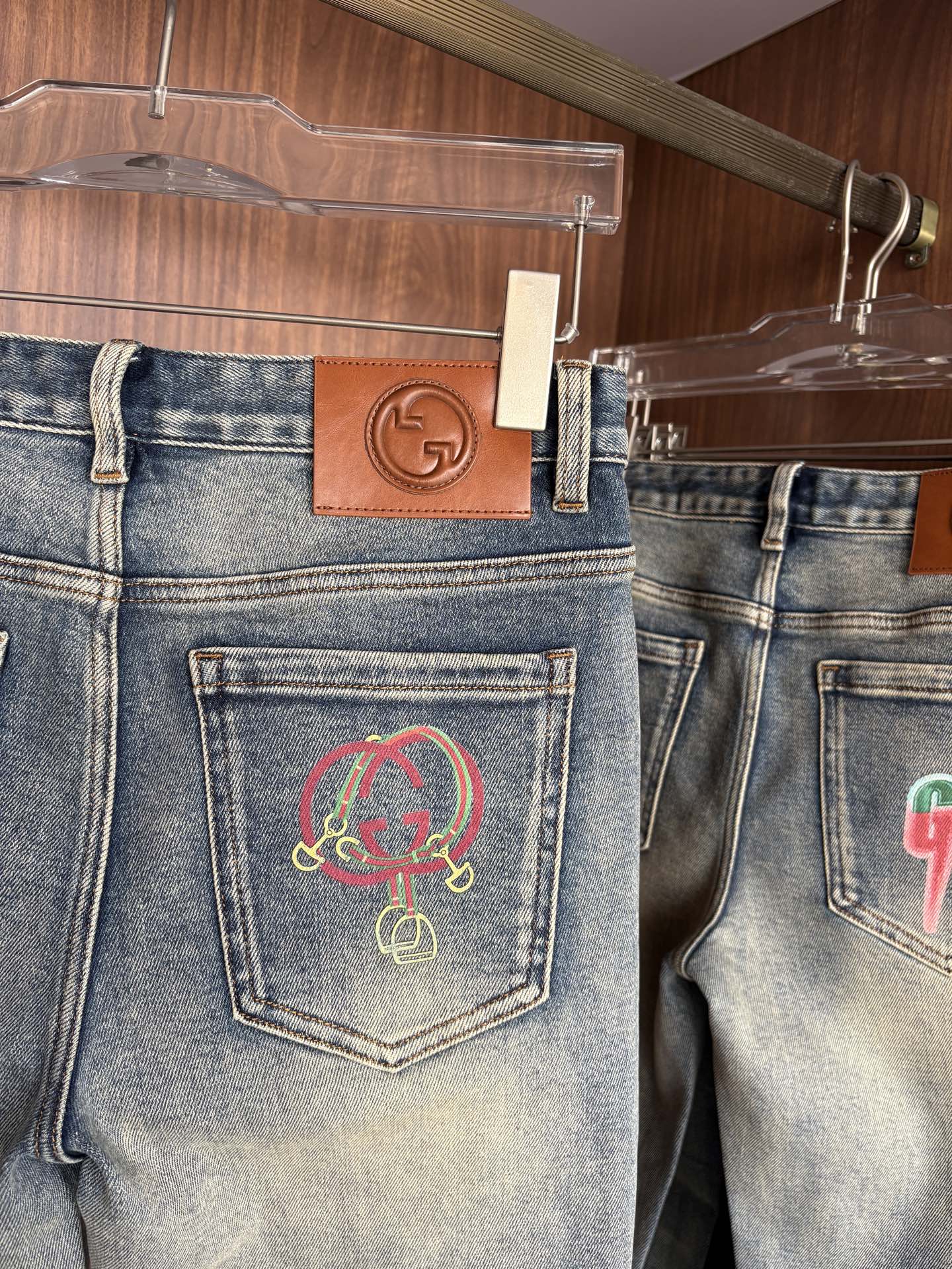 专柜🆕秋冬设计推荐 热卖牛仔裤🆕柔软亲肤面料 奢华头层牛皮腰牌 经典蓝洗水 专柜限量款 奢华感订制面料 