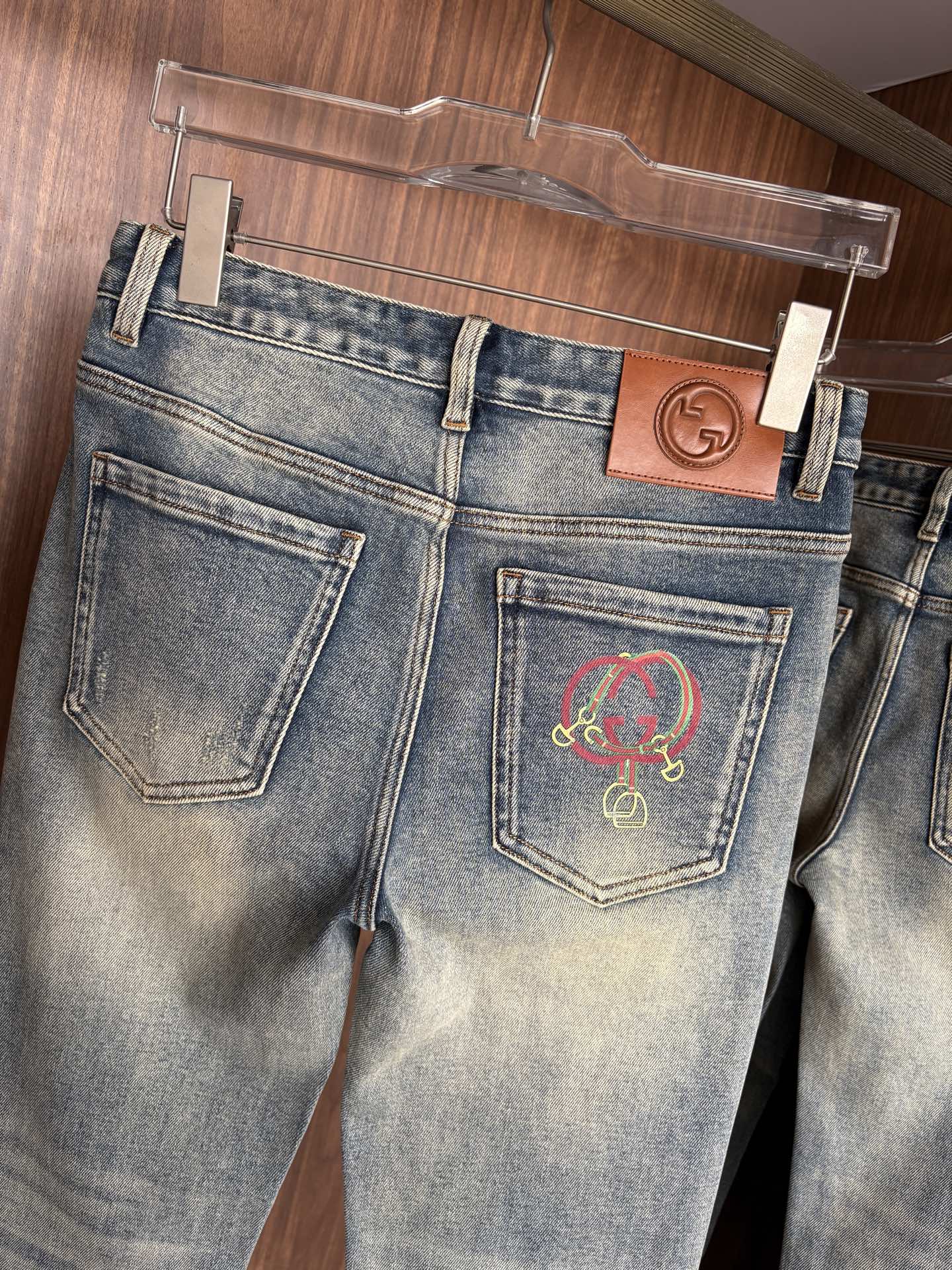 专柜🆕秋冬设计推荐 热卖牛仔裤🆕柔软亲肤面料 奢华头层牛皮腰牌 经典蓝洗水 专柜限量款 奢华感订制面料 