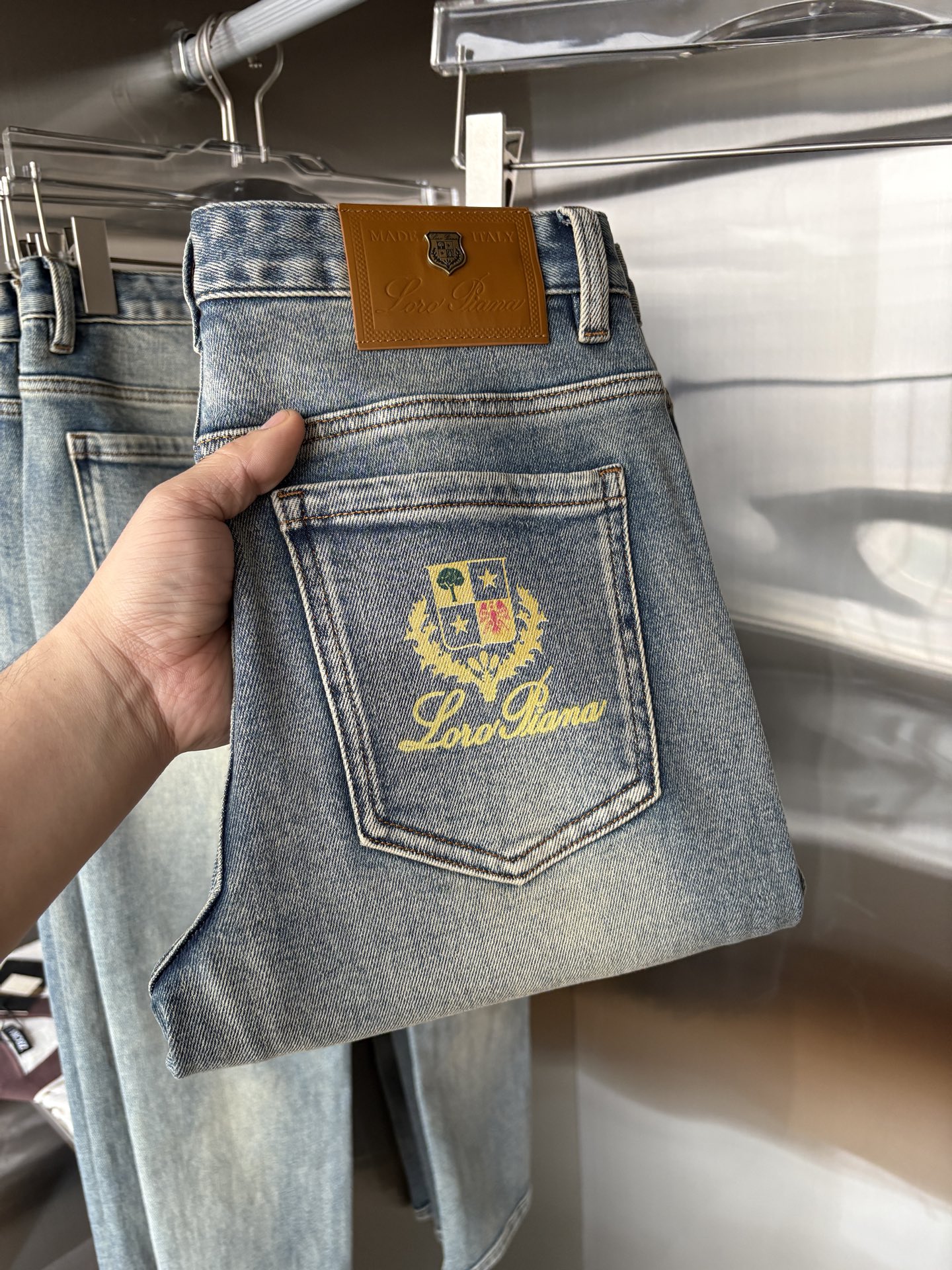 专柜🆕秋冬设计推荐 热卖牛仔裤🆕柔软亲肤面料 奢华头层牛皮腰牌 经典蓝洗水 专柜限量款 奢华感订制面料 