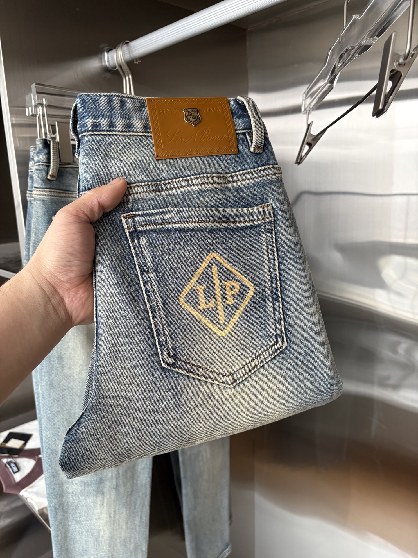 专柜🆕秋冬设计推荐 热卖牛仔裤🆕柔软亲肤面料 奢华头层牛皮腰牌 经典蓝洗水 专柜限量款 奢华感订制面料 