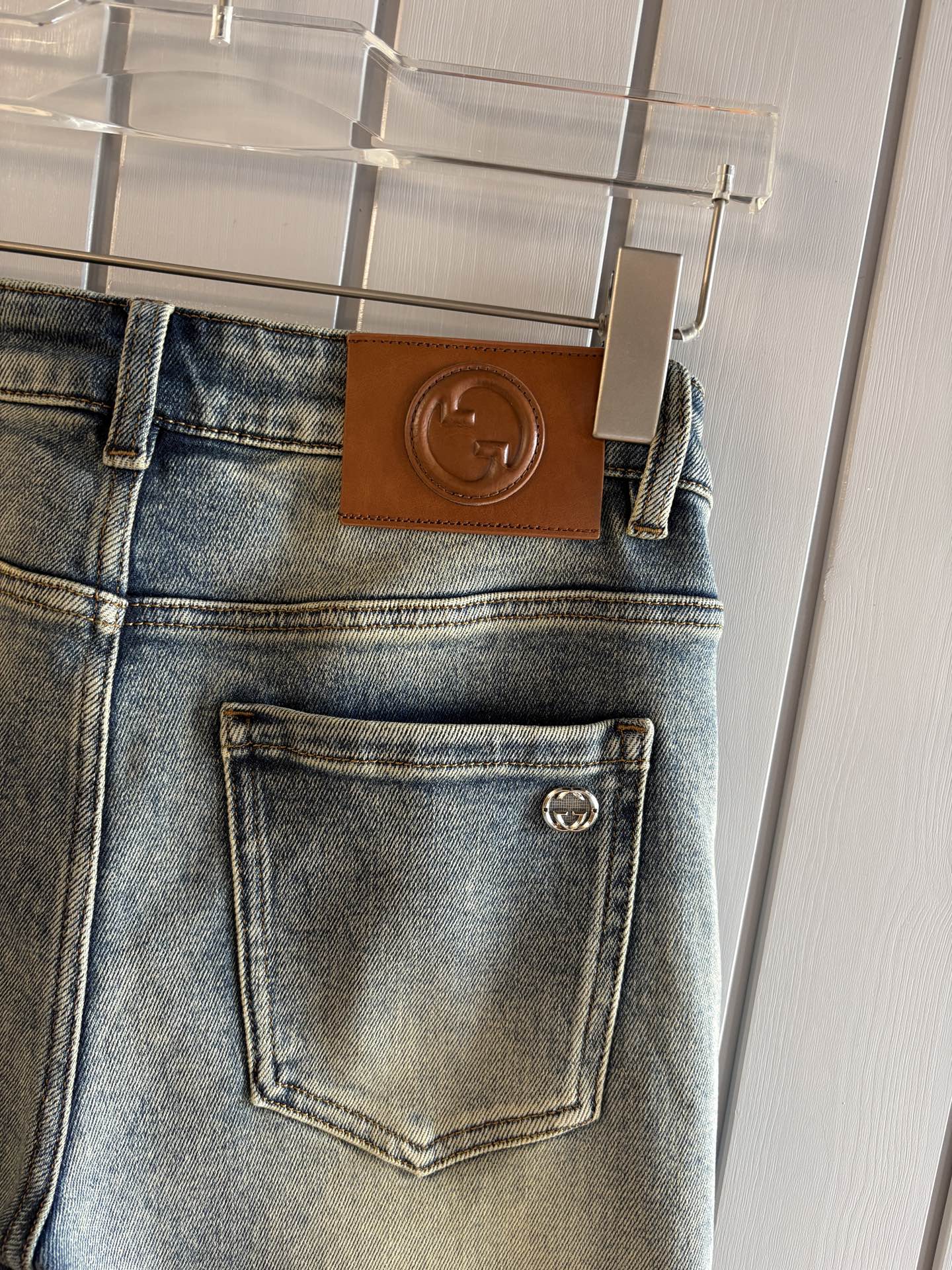 专柜🆕秋冬设计推荐 热卖牛仔裤🆕柔软亲肤面料 奢华头层牛皮腰牌 经典蓝洗水 专柜限量款 奢华感订制面料 