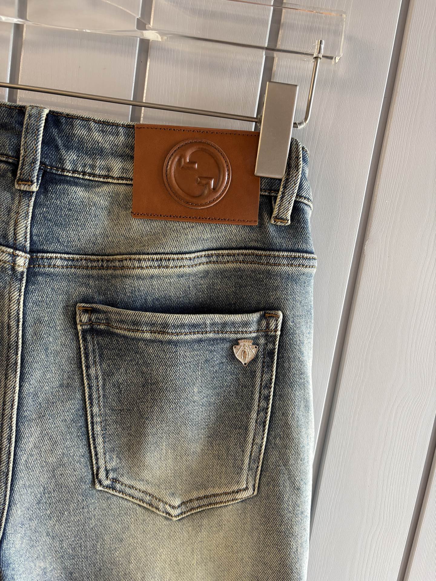 专柜🆕秋冬设计推荐 热卖牛仔裤🆕柔软亲肤面料 奢华头层牛皮腰牌 经典蓝洗水 专柜限量款 奢华感订制面料 