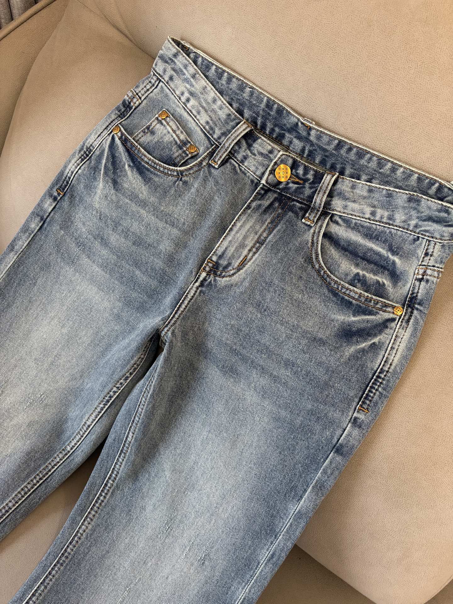 专柜🆕2026春夏设计推荐 热卖牛仔裤🆕柔软亲肤面料 奢华头层牛皮腰牌 经典蓝洗水 专柜限量款 奢华感订
