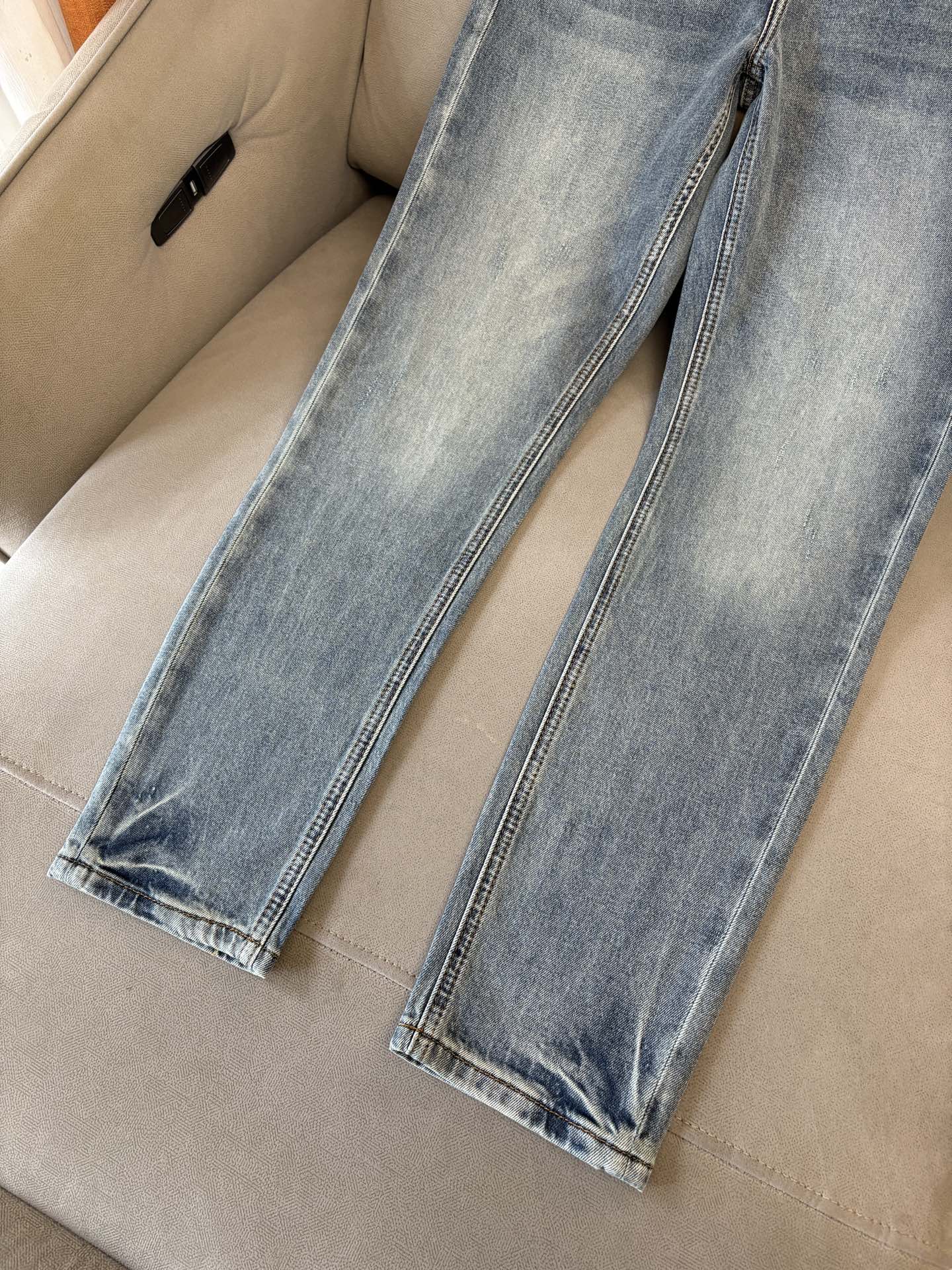 专柜🆕2026春夏设计推荐 热卖牛仔裤🆕柔软亲肤面料 奢华头层牛皮腰牌 经典蓝洗水 专柜限量款 奢华感订